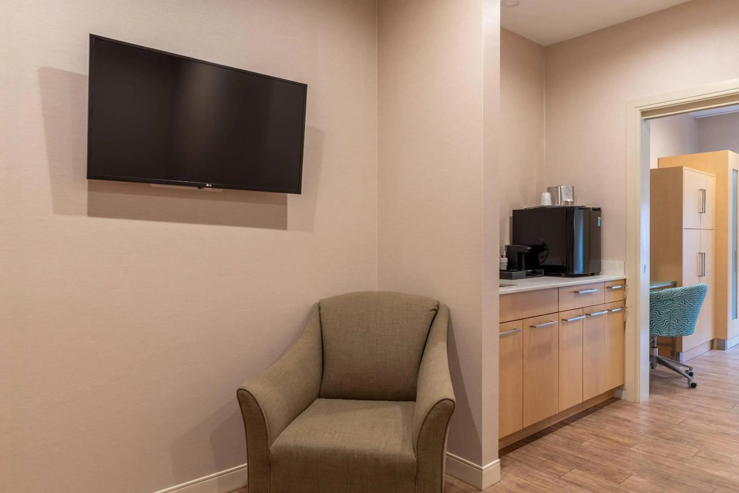 Bedroom in The Chandler Inn Bethlehem - Littleton, an Ascend Collection Hotel