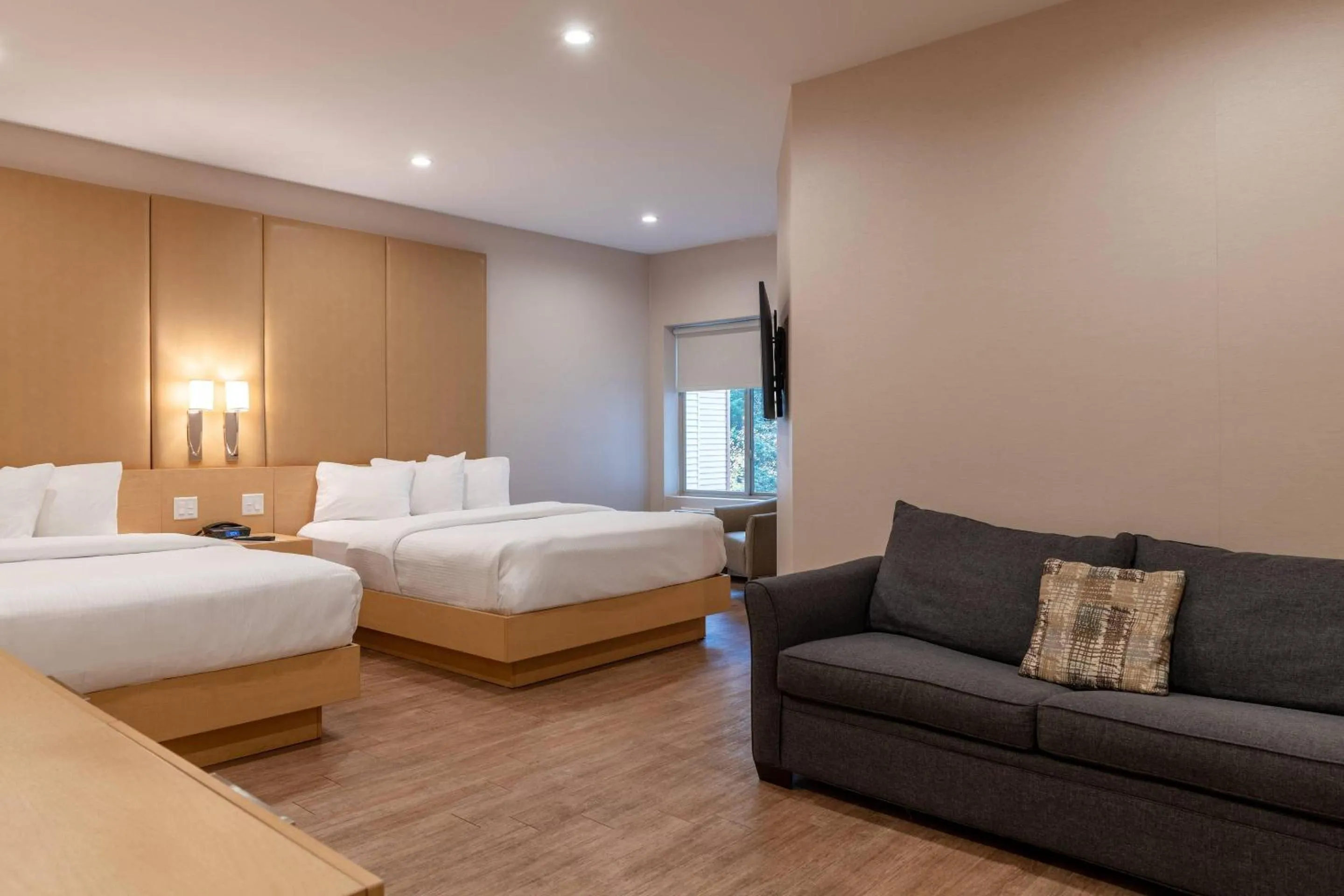 Bedroom, Bed in The Chandler Inn Bethlehem - Littleton, an Ascend Collection Hotel