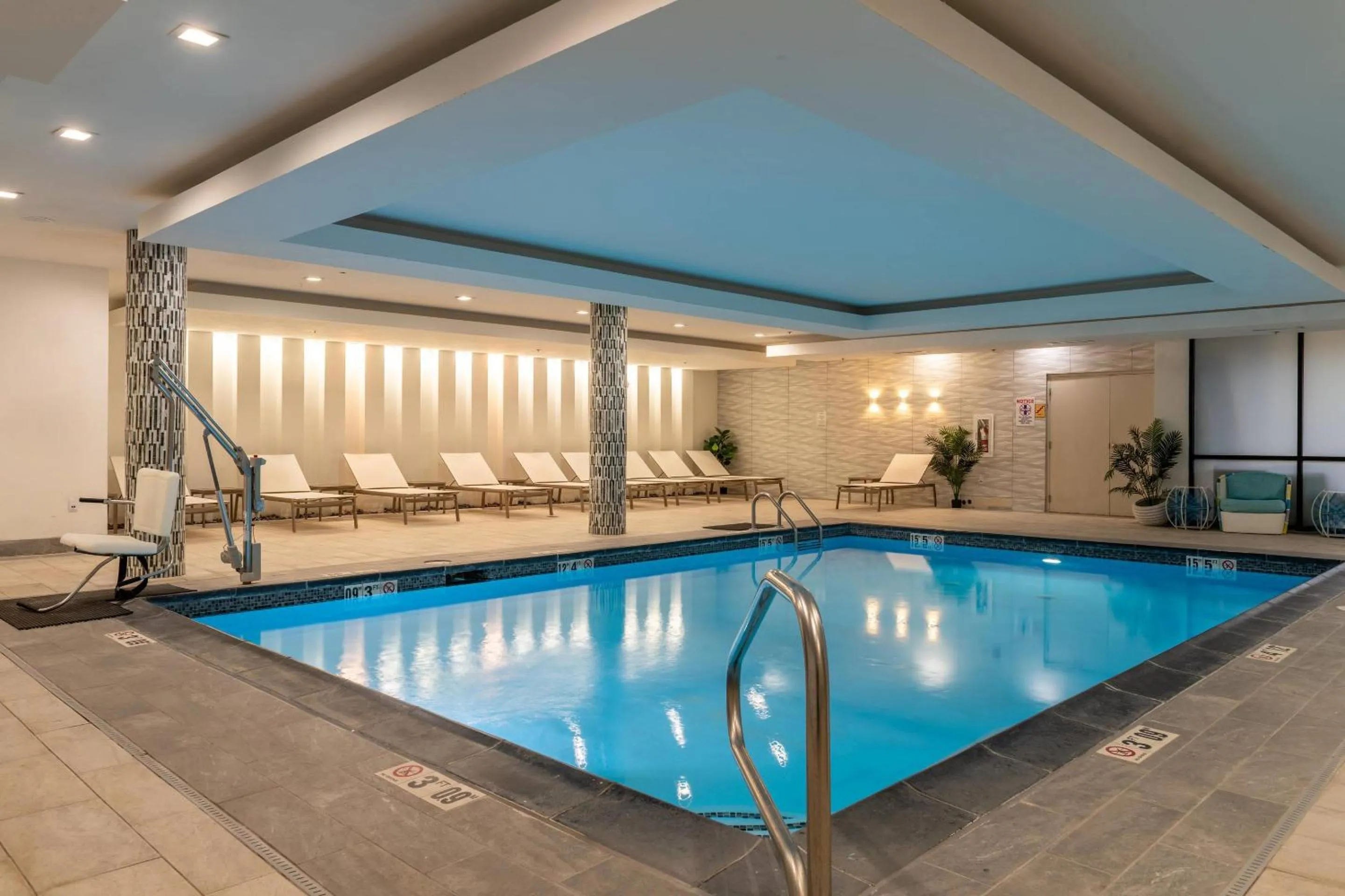Swimming pool in The Chandler Inn Bethlehem - Littleton, an Ascend Collection Hotel