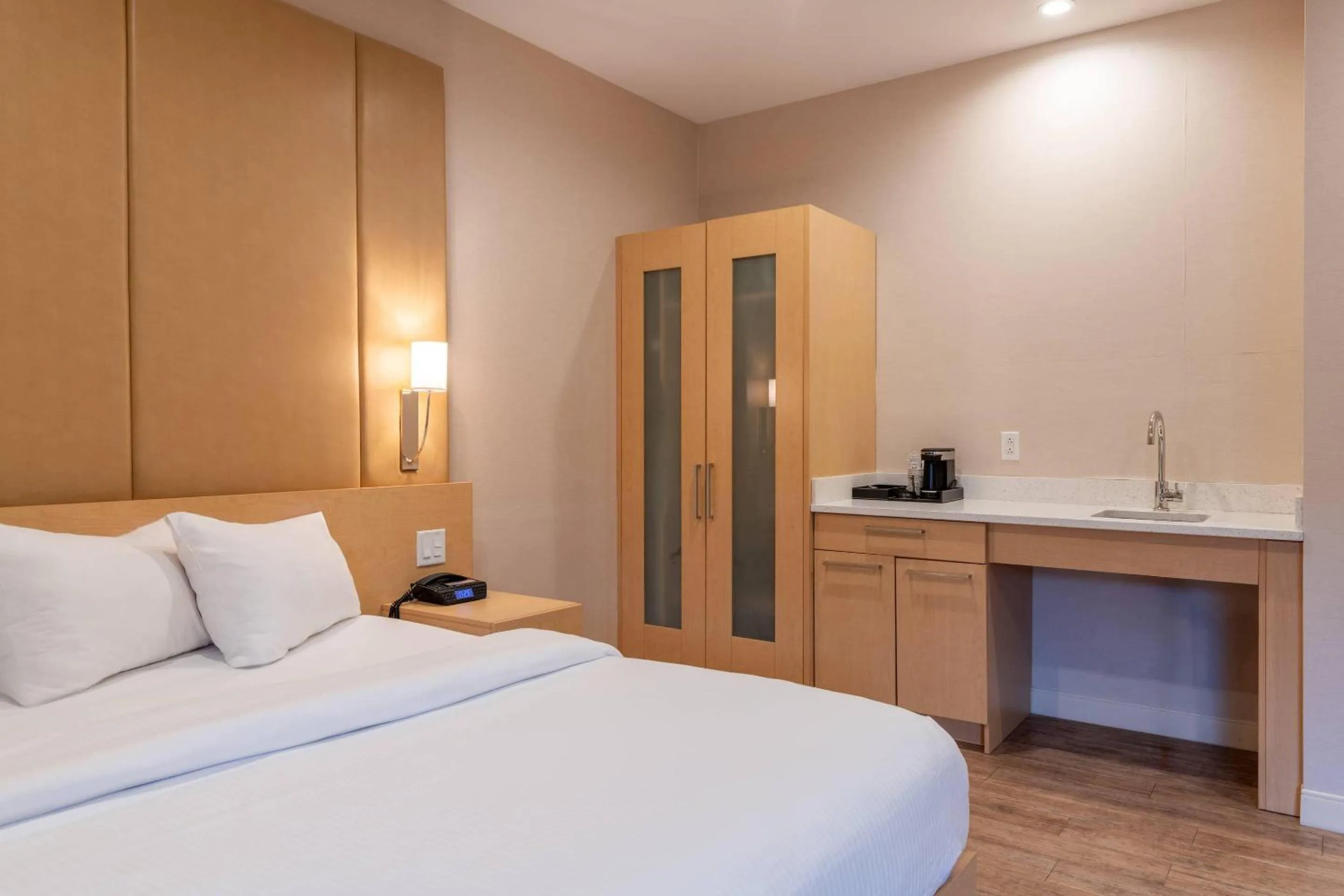 Bedroom, Bed in The Chandler Inn Bethlehem - Littleton, an Ascend Collection Hotel