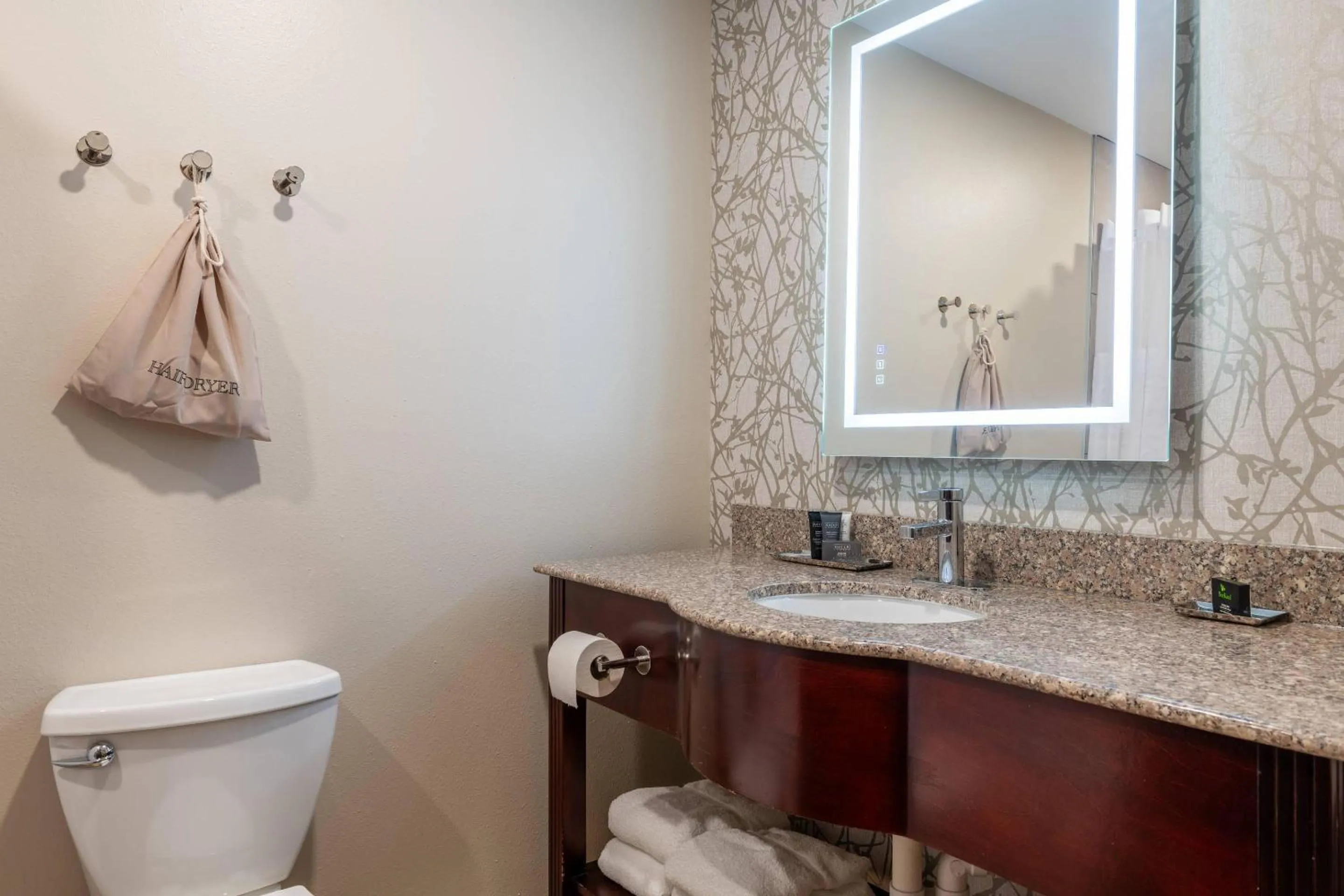 Bedroom in The Chandler Inn Bethlehem - Littleton, an Ascend Collection Hotel