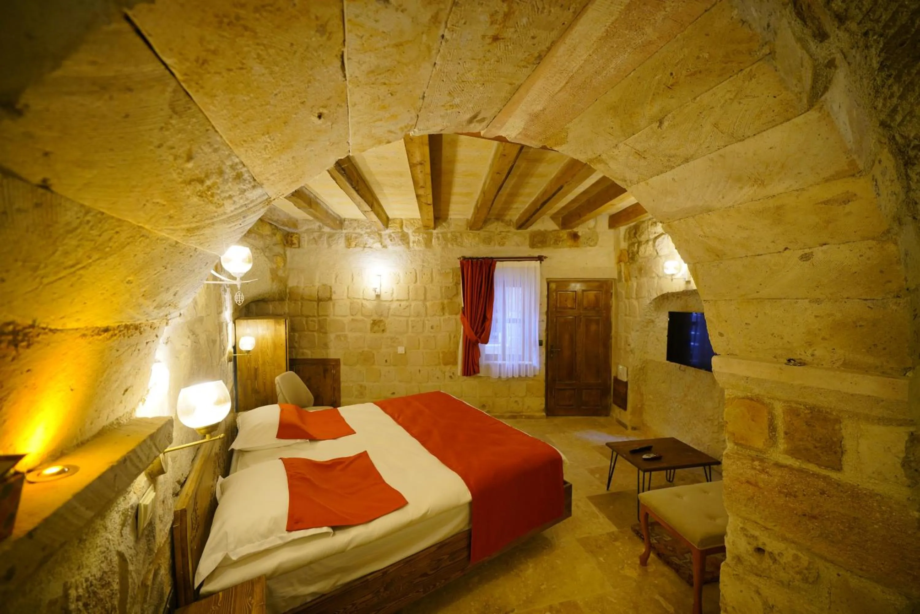 Photo of the whole room, Bed in Vezir Cave Suites