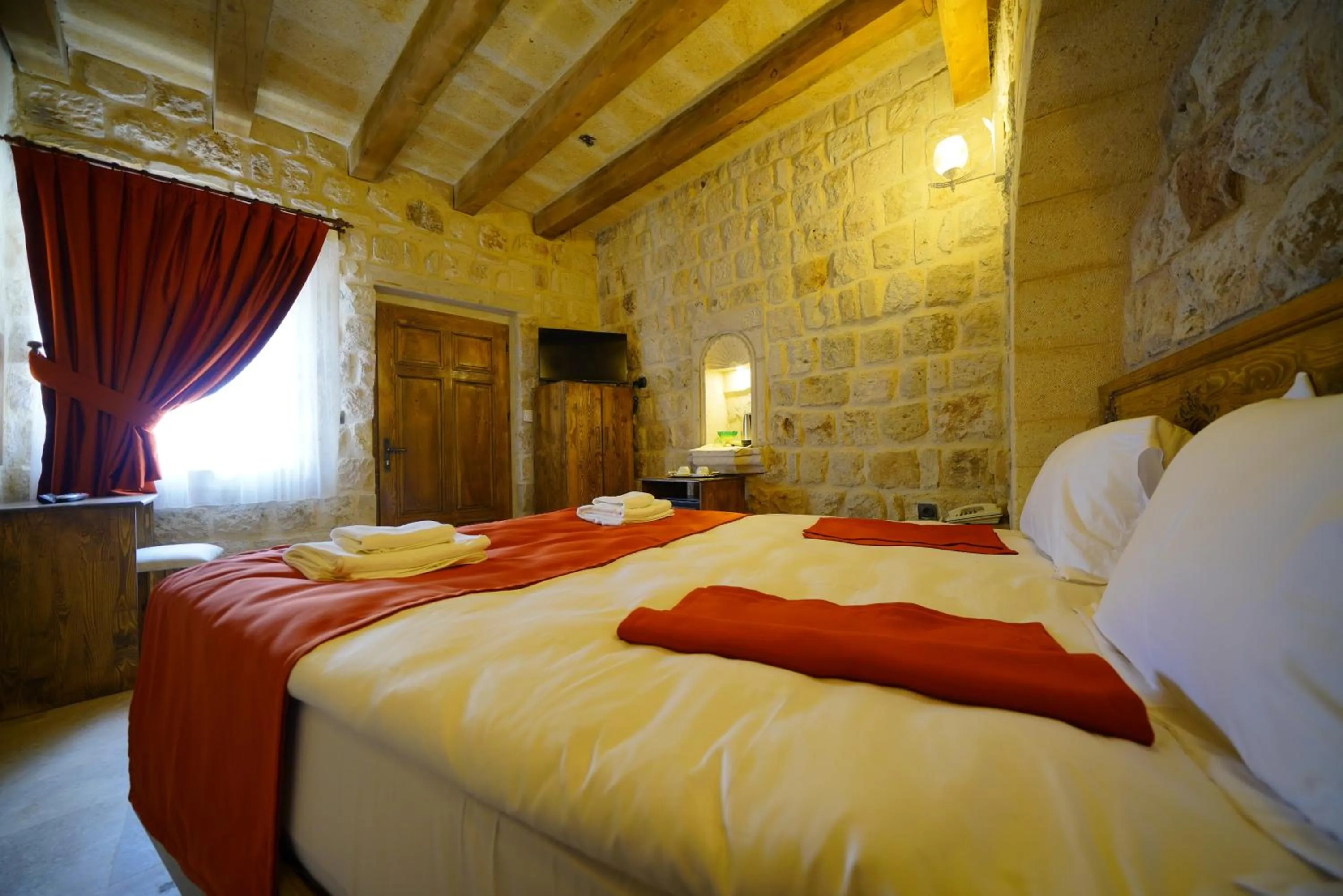 Photo of the whole room, Bed in Vezir Cave Suites