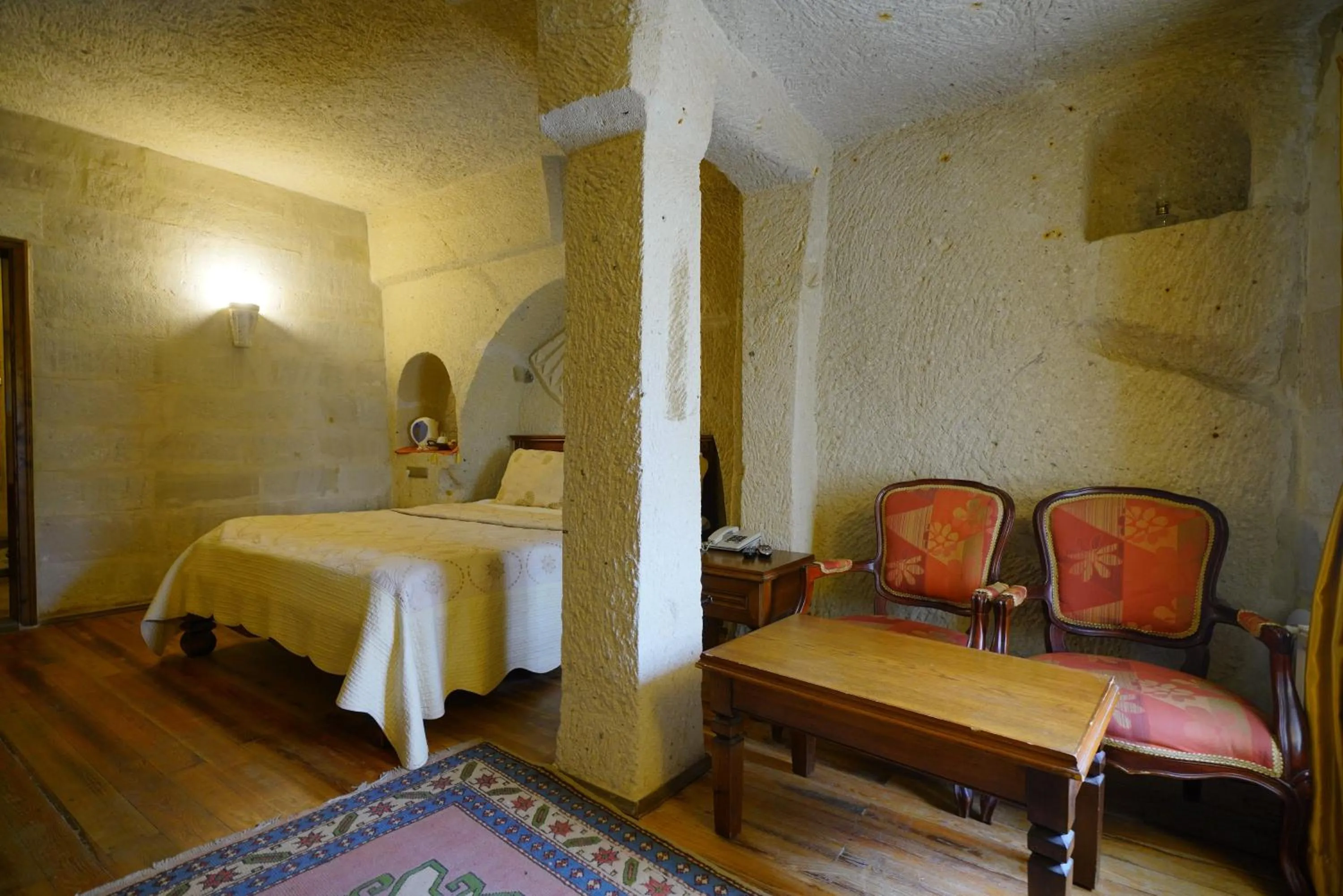 Seating area, Bed in Vezir Cave Suites