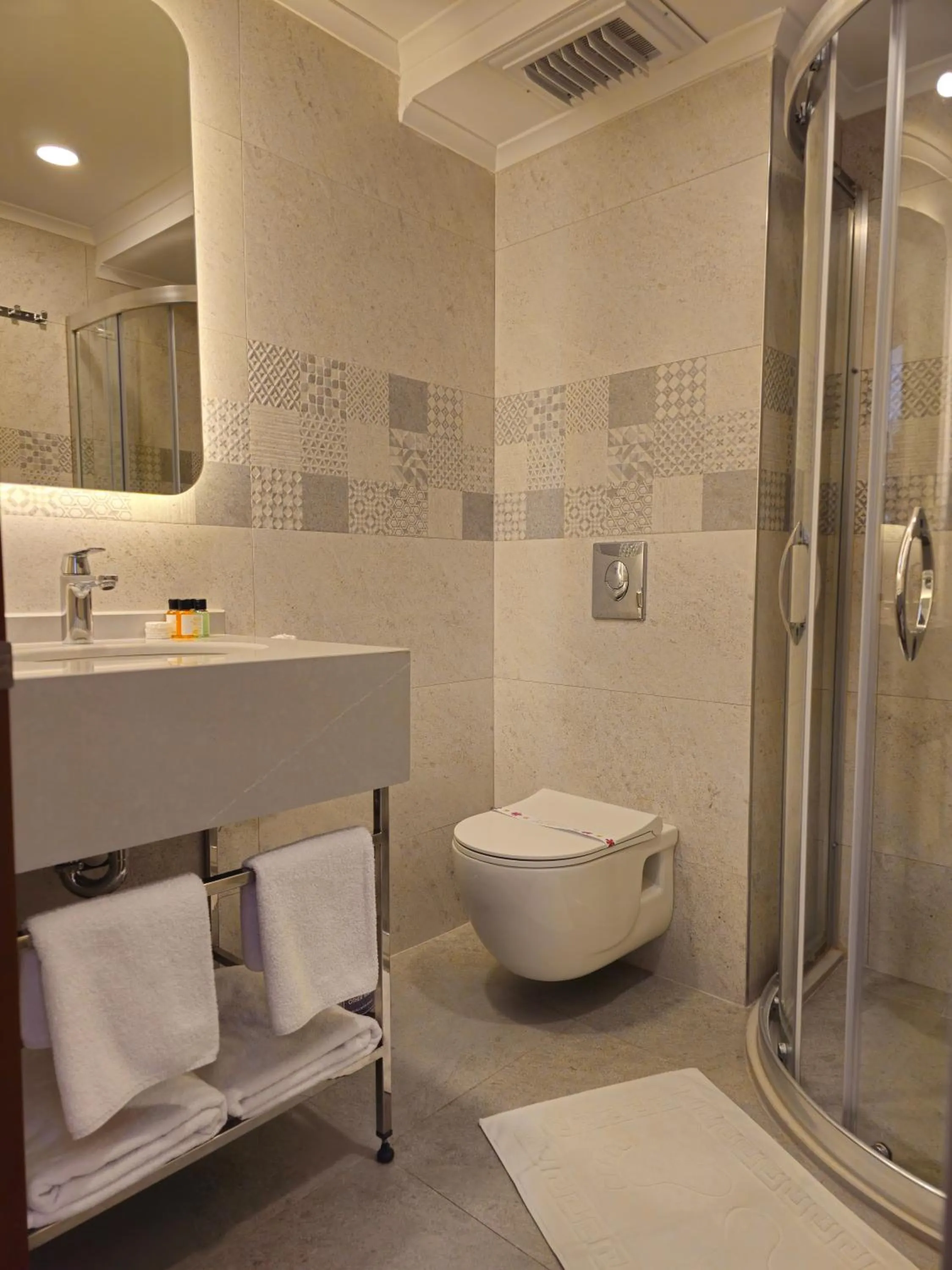 Bathroom in May Flower Apart Hotel