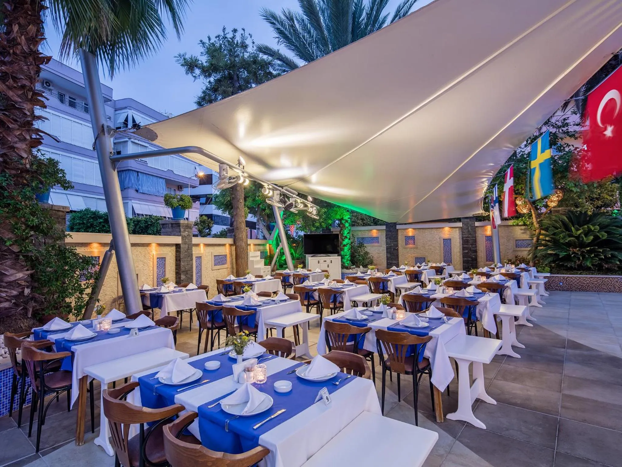 Restaurant/places to eat in May Flower Apart Hotel