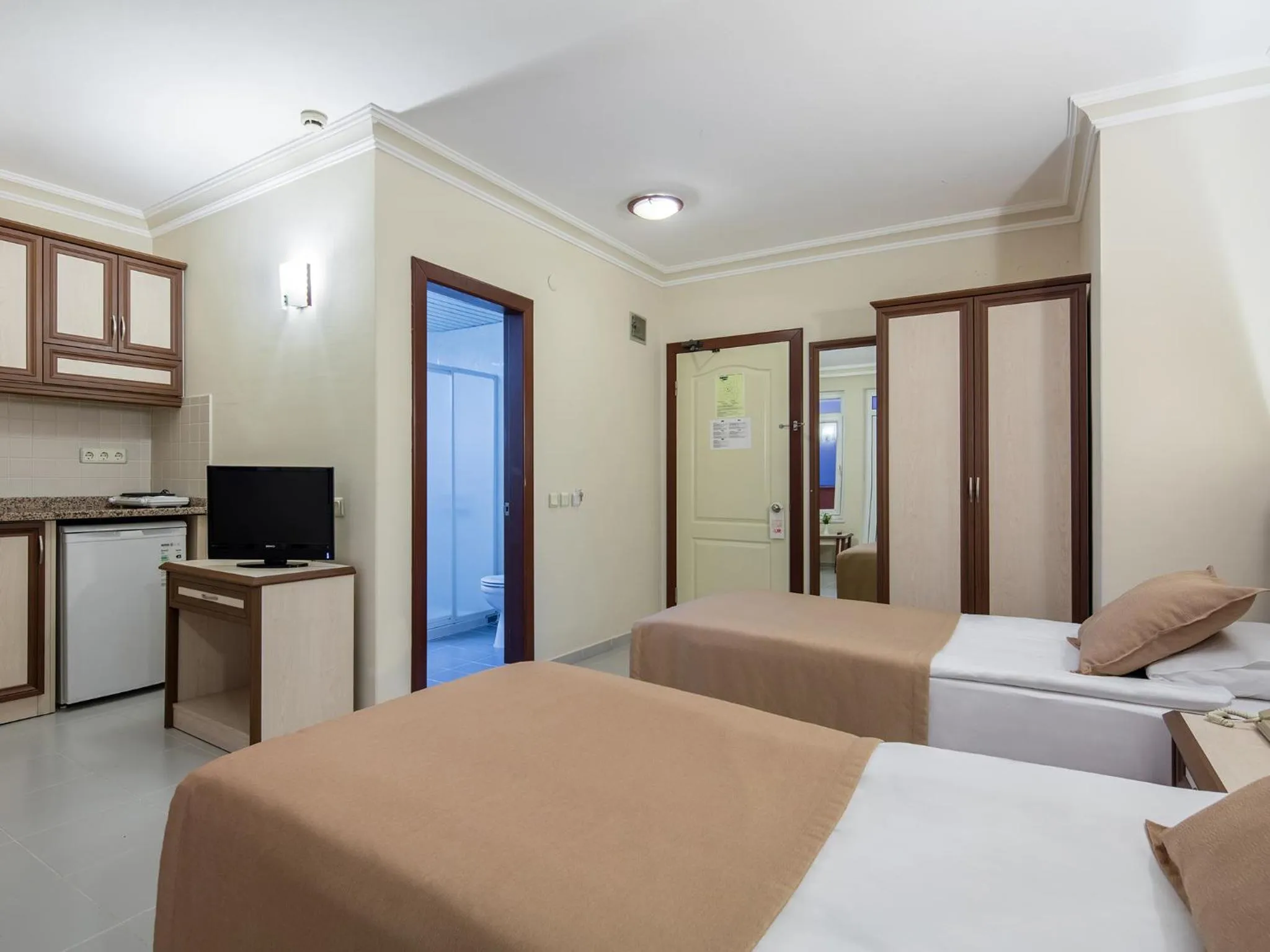 Kitchen or kitchenette, Bed in May Flower Apart Hotel