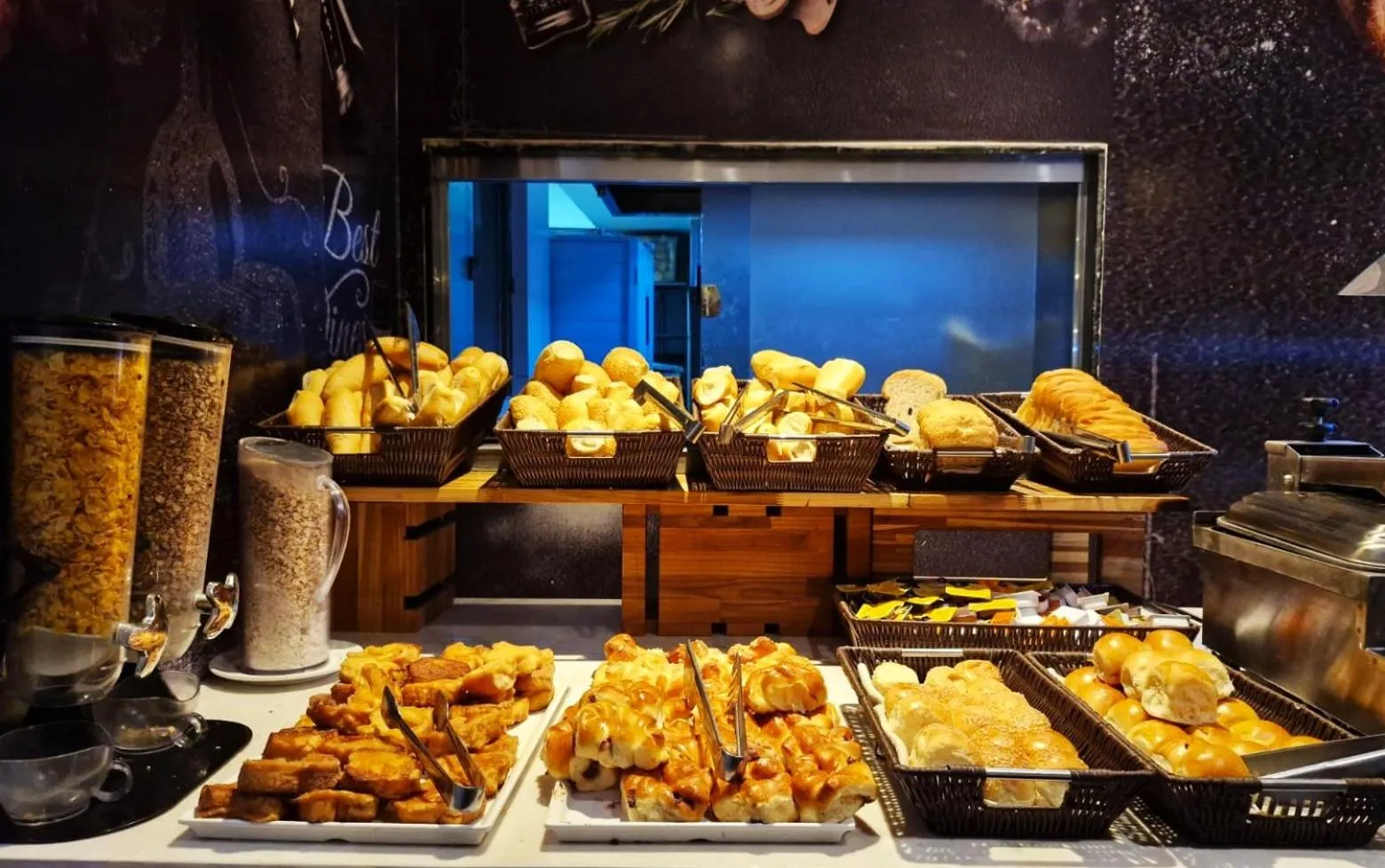 Restaurant/places to eat in Royal Regency Palace Hotel