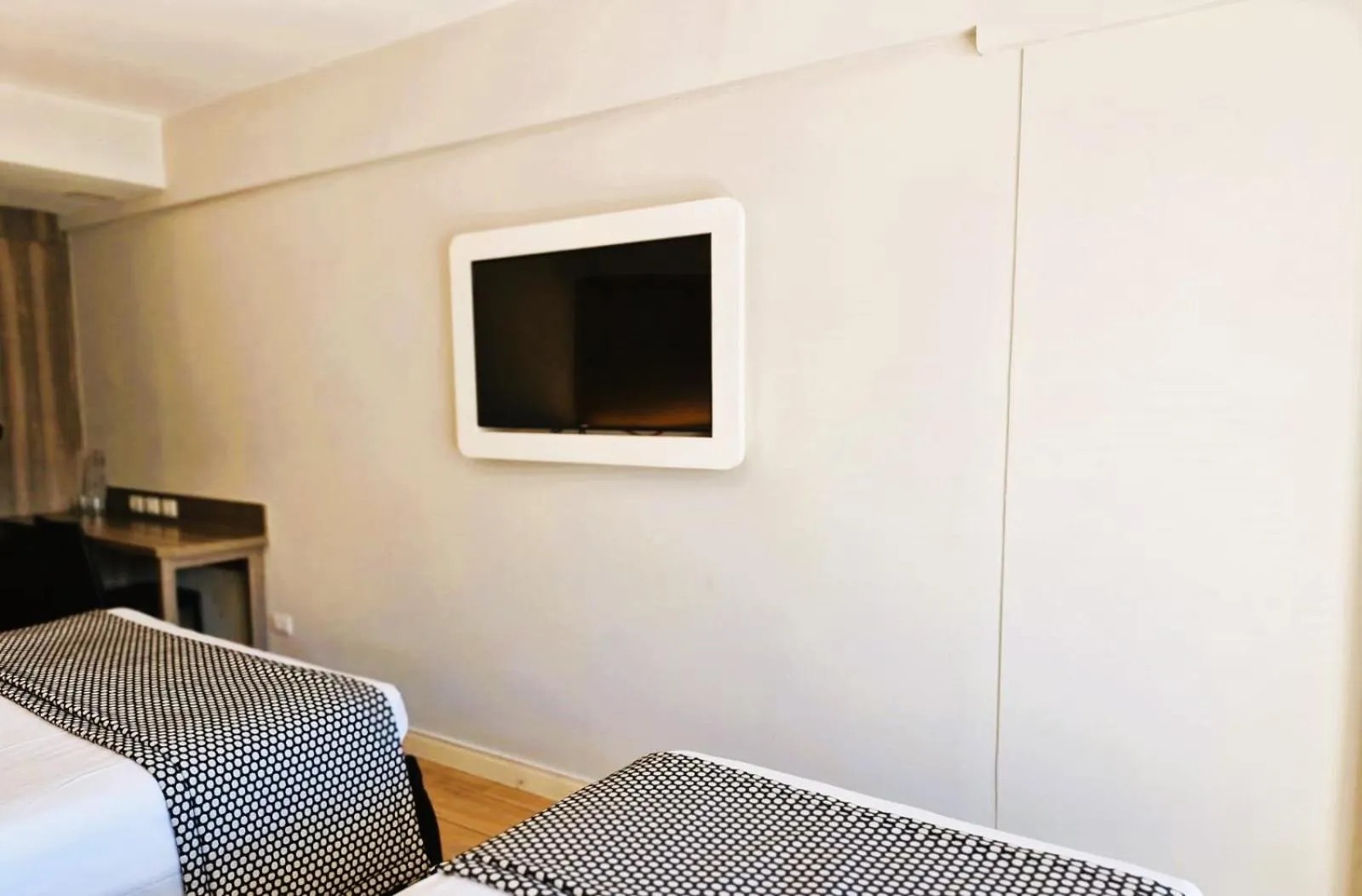 TV and multimedia, Bed in Royal Regency Palace Hotel