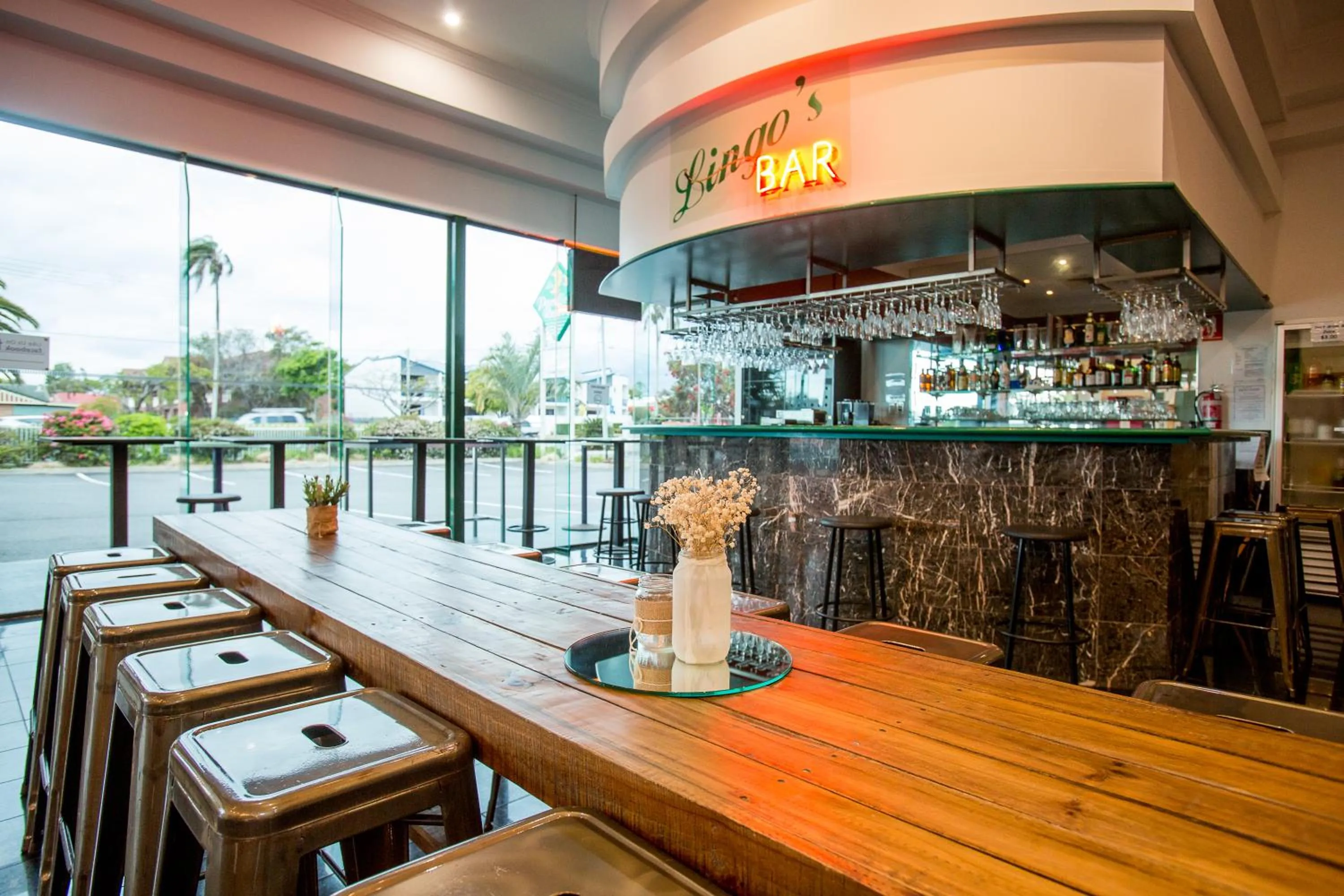 Lounge or bar in Comfort Hotel Pacific Cleveland