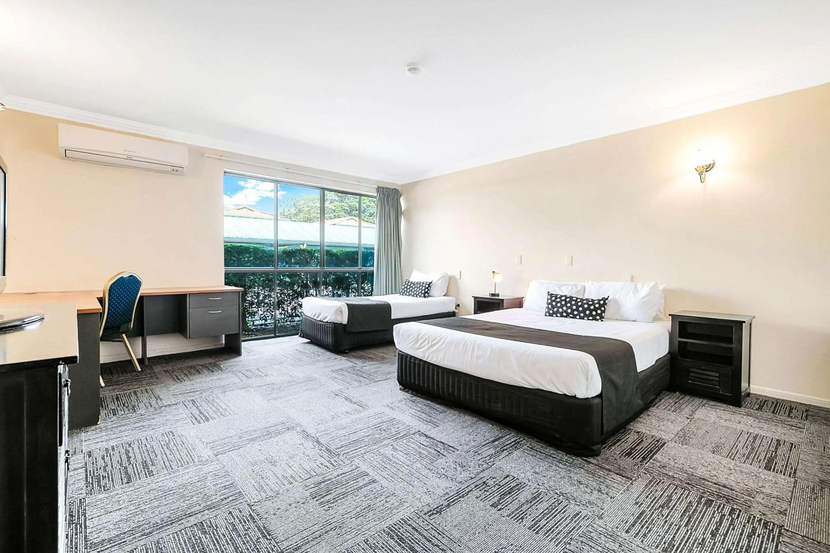 Photo of the whole room, Bed in Comfort Hotel Pacific Cleveland