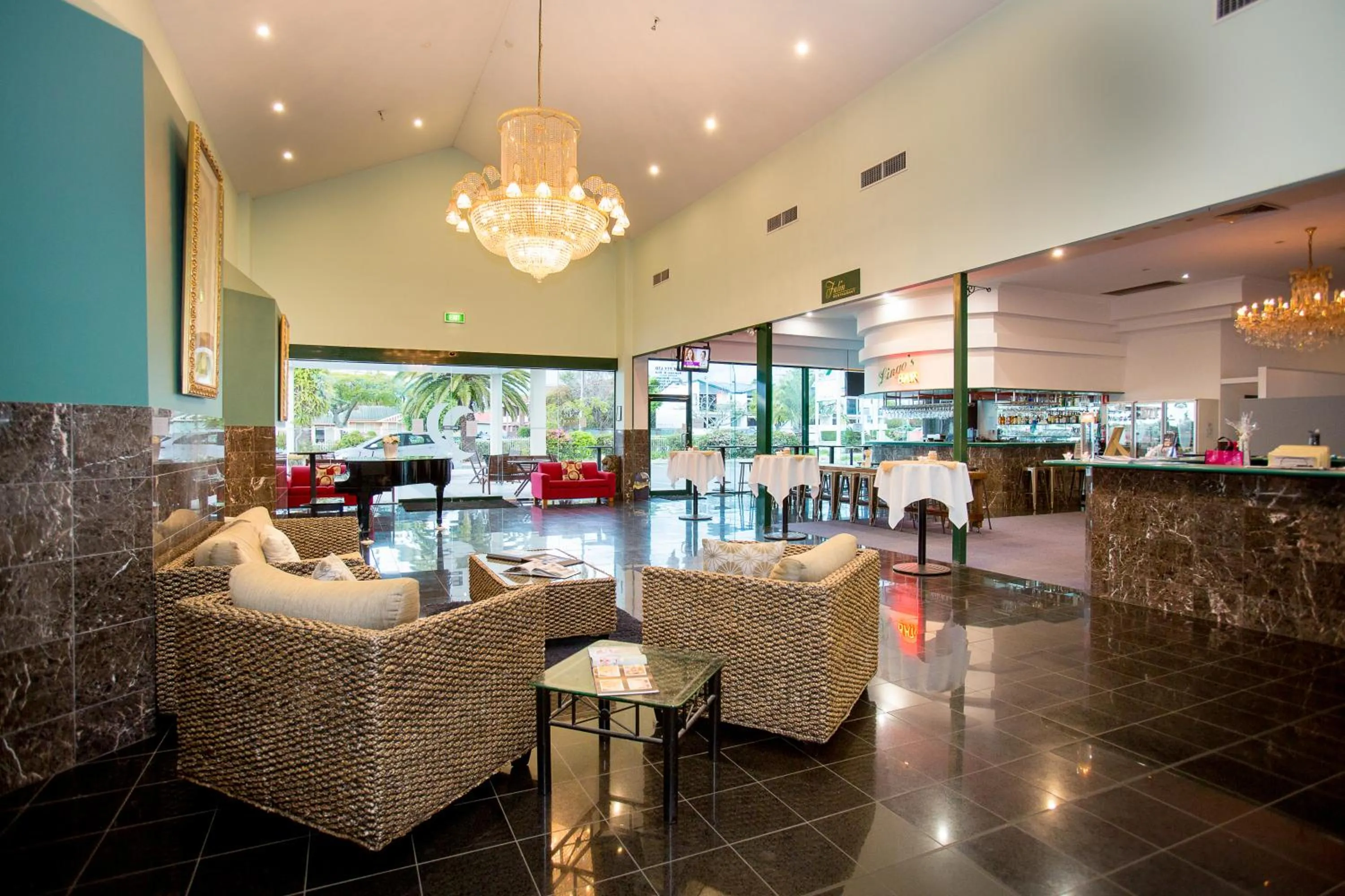 Lounge or bar in Comfort Hotel Pacific Cleveland