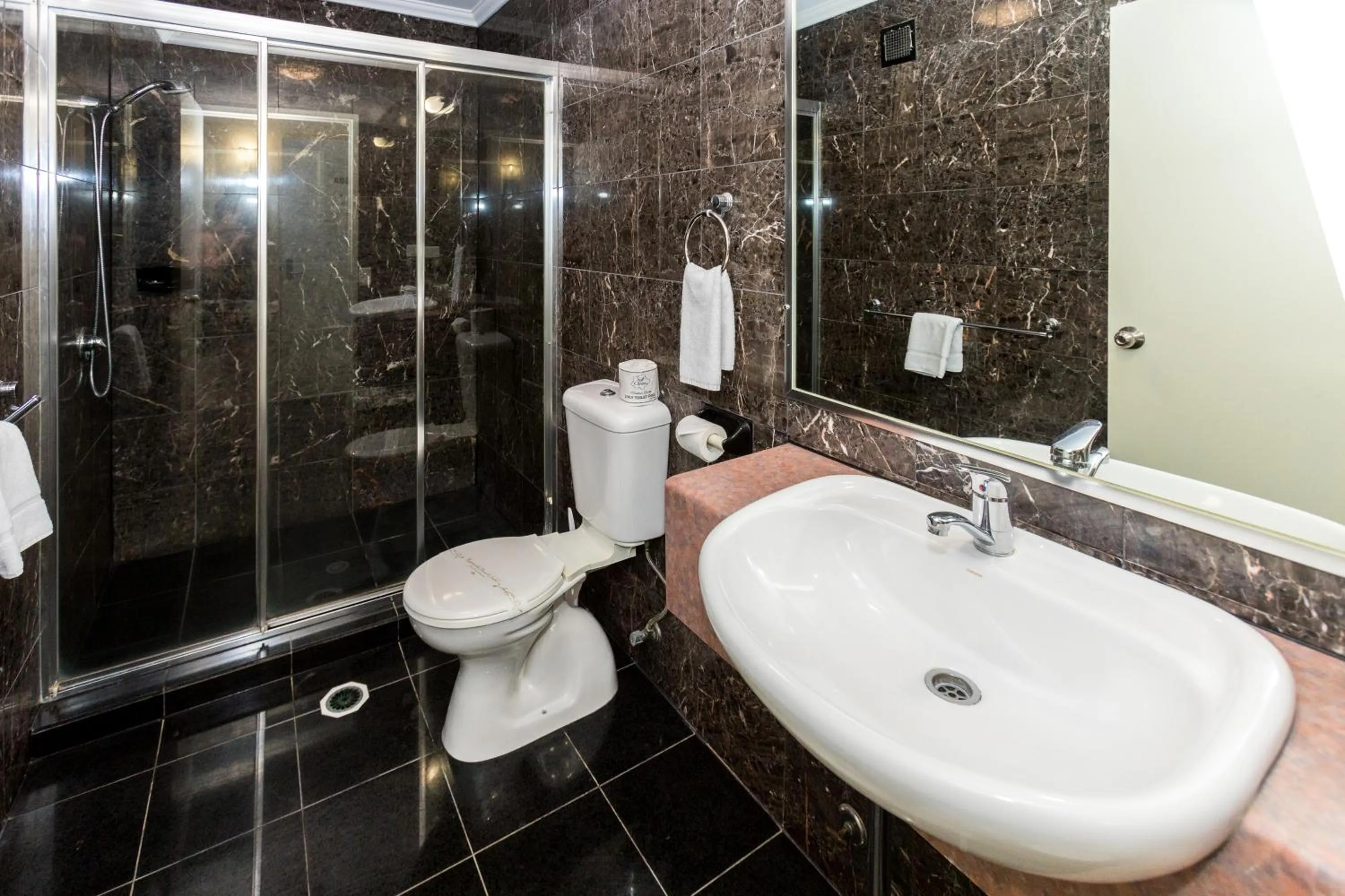 Shower in Comfort Hotel Pacific Cleveland