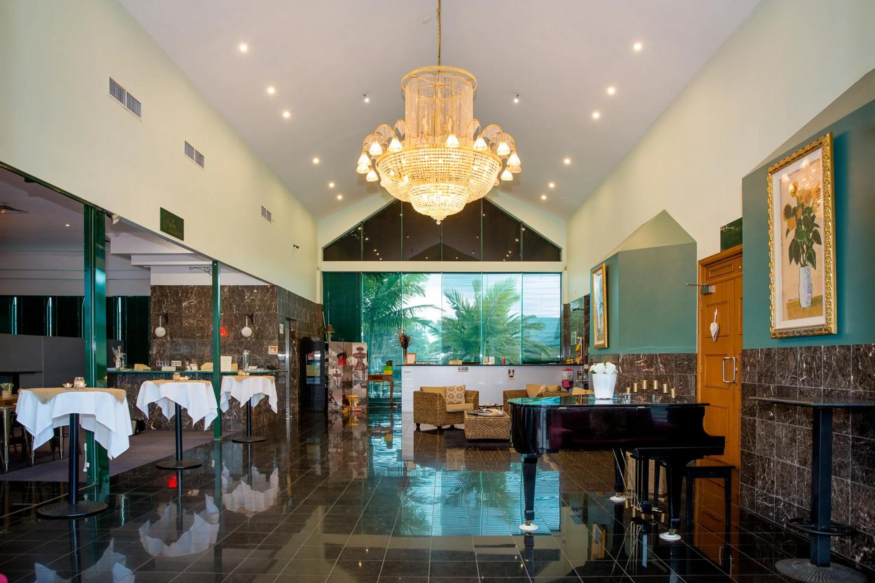 Lobby or reception in Comfort Hotel Pacific Cleveland