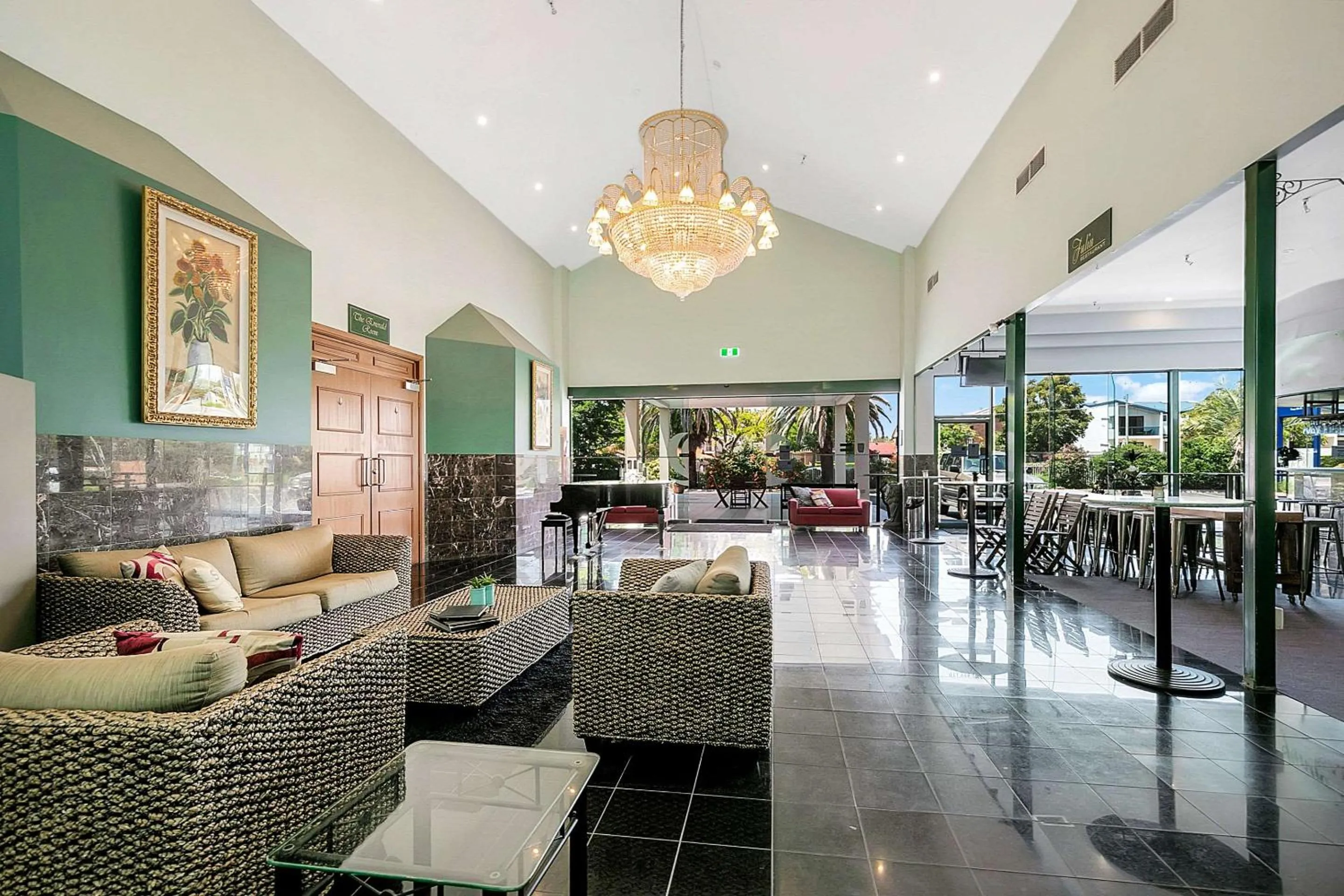 Lobby or reception in Comfort Hotel Pacific Cleveland