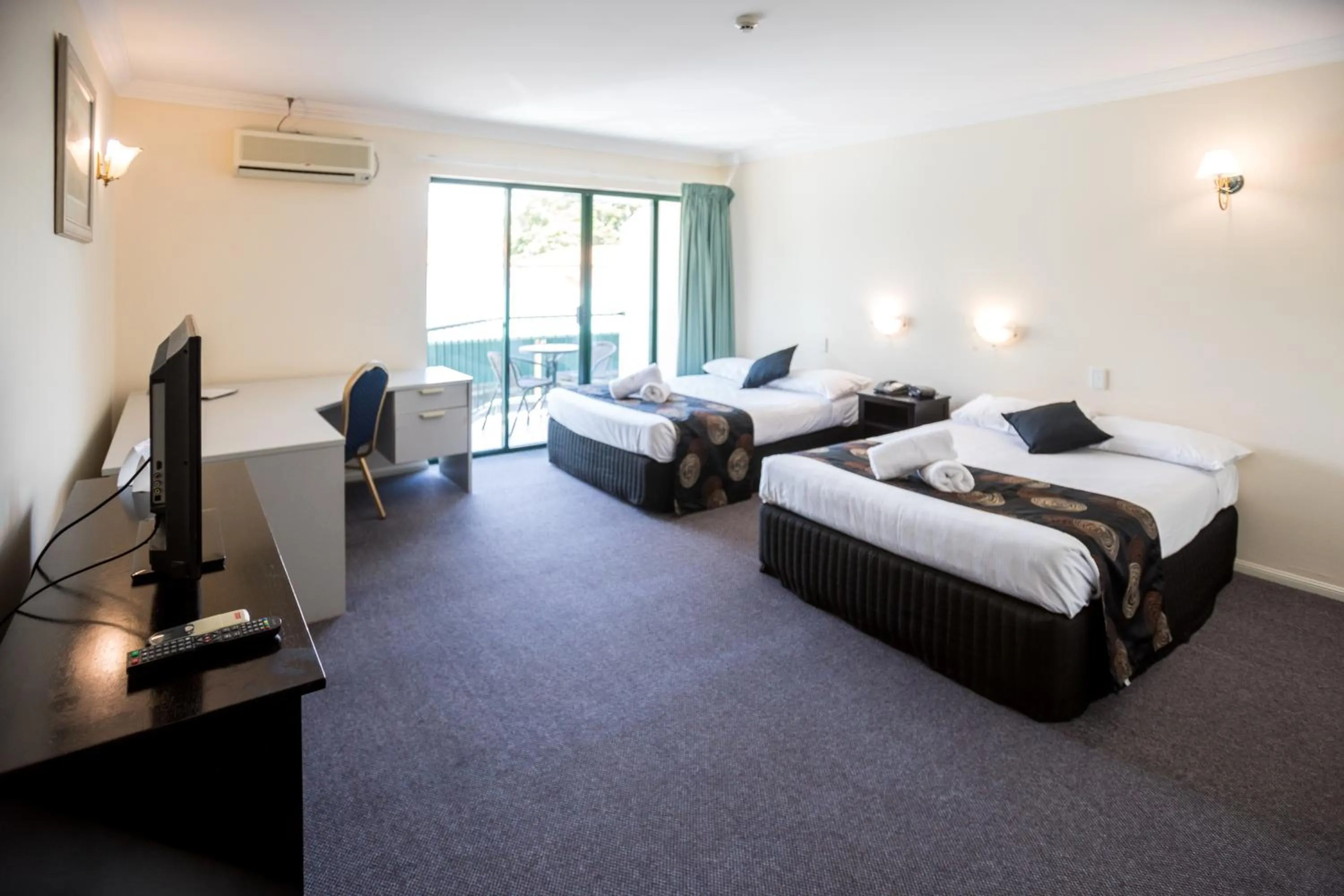 Photo of the whole room, Bed in Comfort Hotel Pacific Cleveland