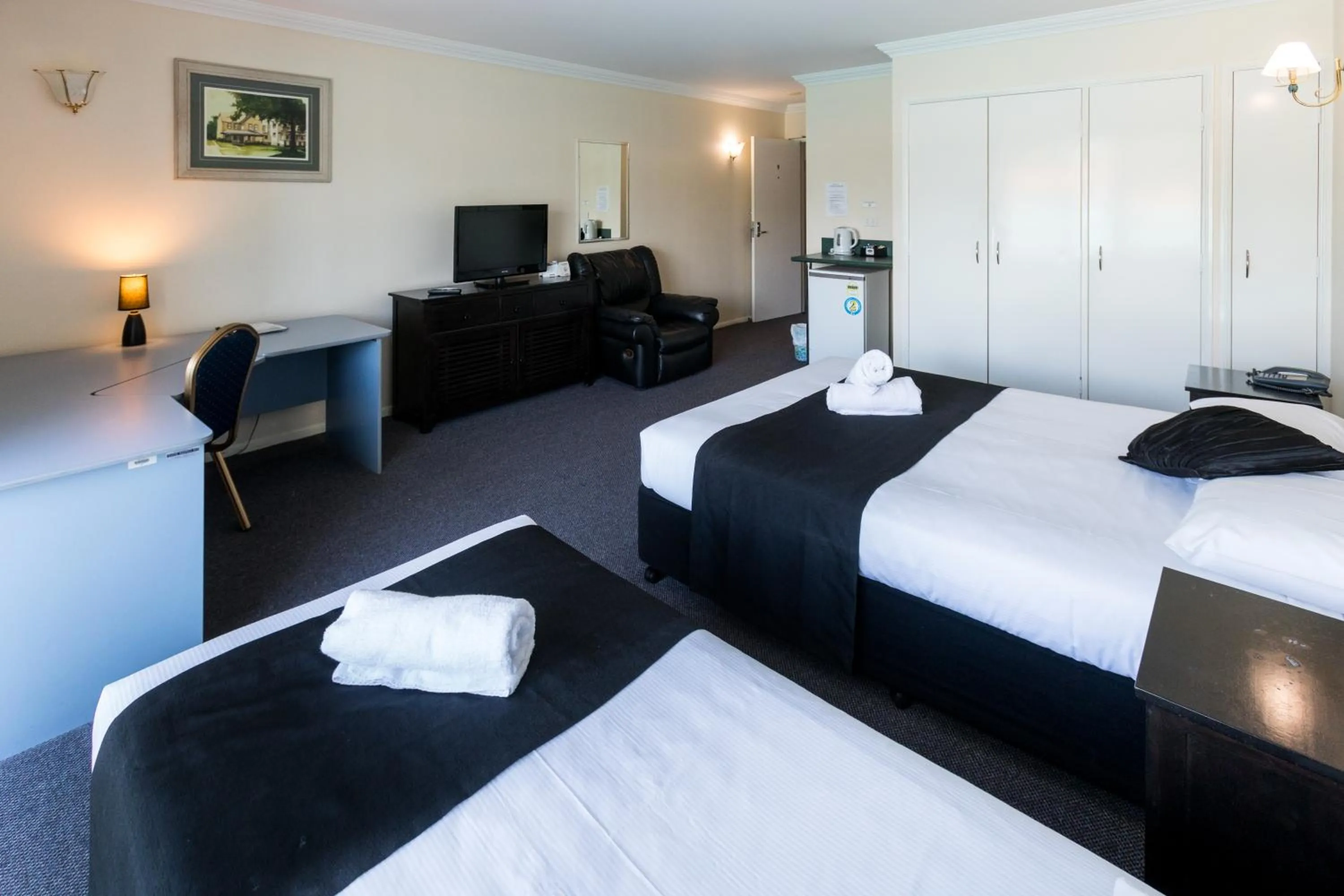 Bed in Comfort Hotel Pacific Cleveland