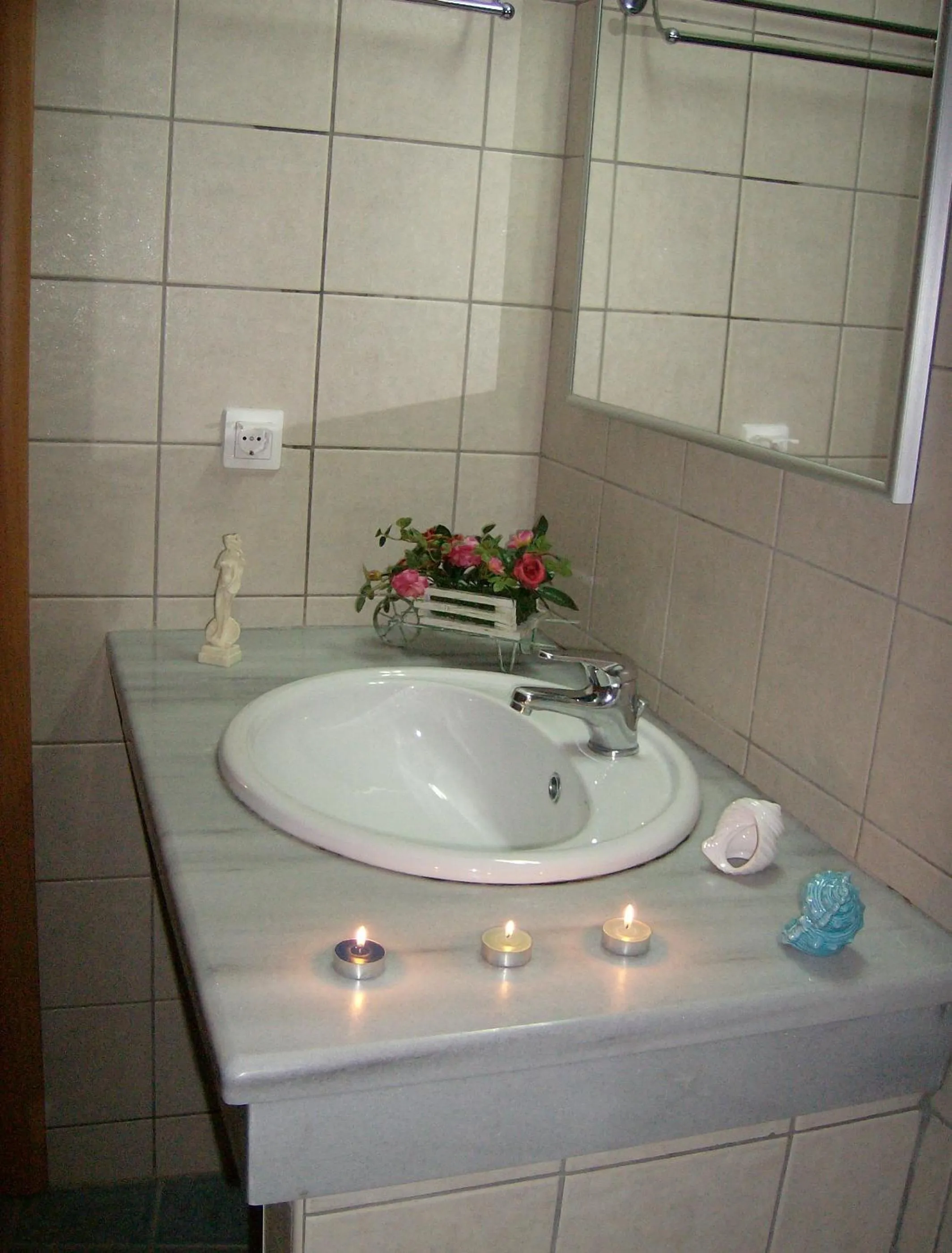 Bathroom in Sunshine Studios & Apartments