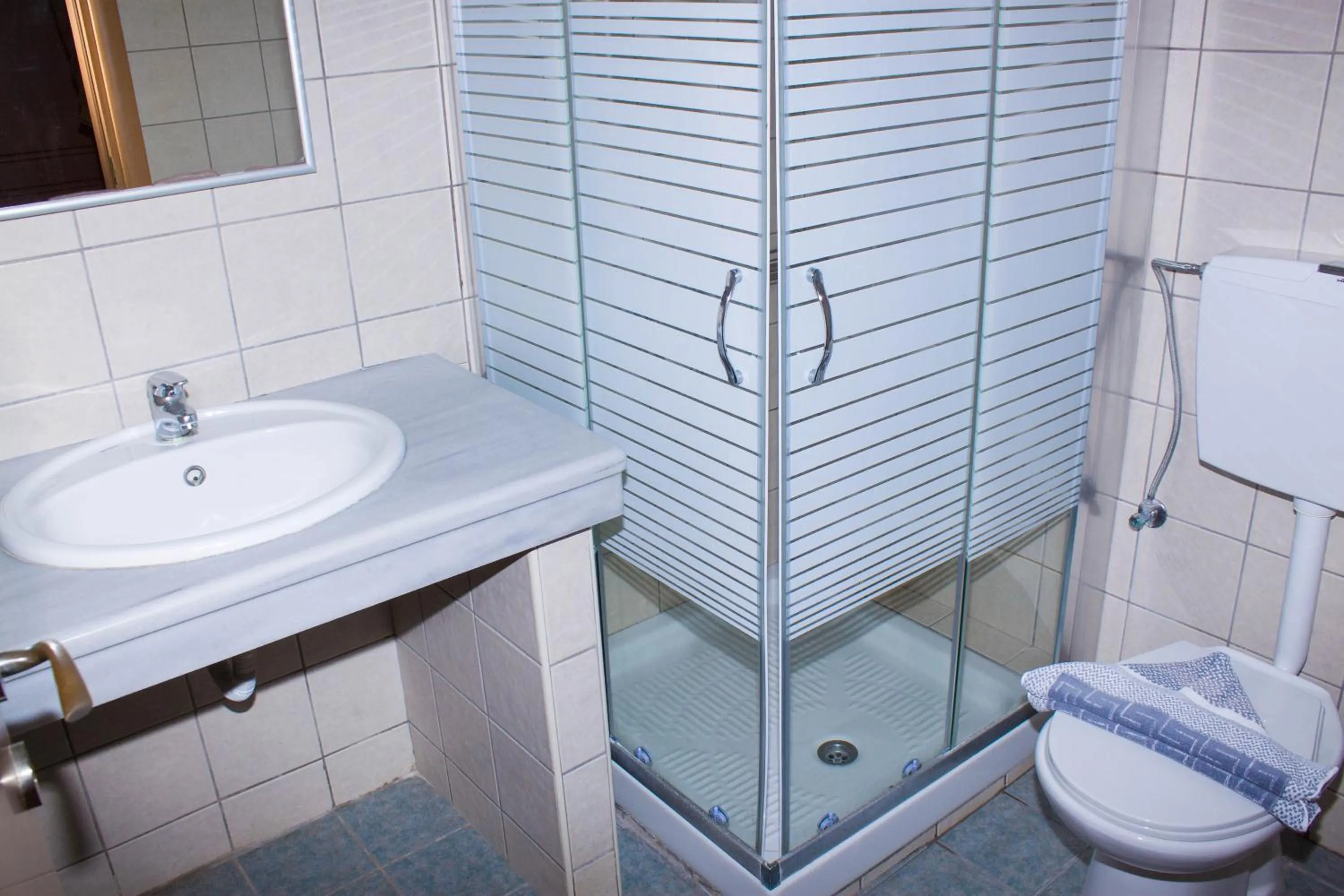 Bathroom in Sunshine Studios & Apartments