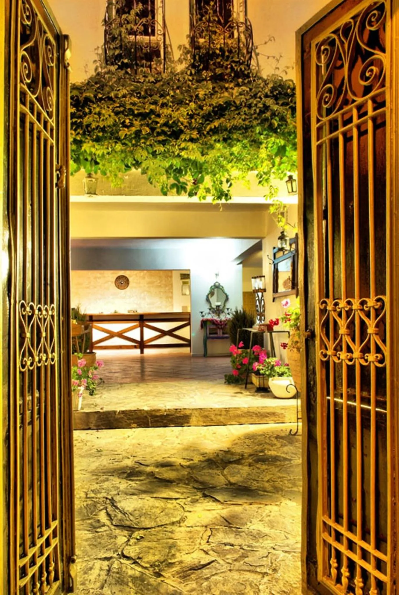 Facade/entrance in Hotel Golden Gate