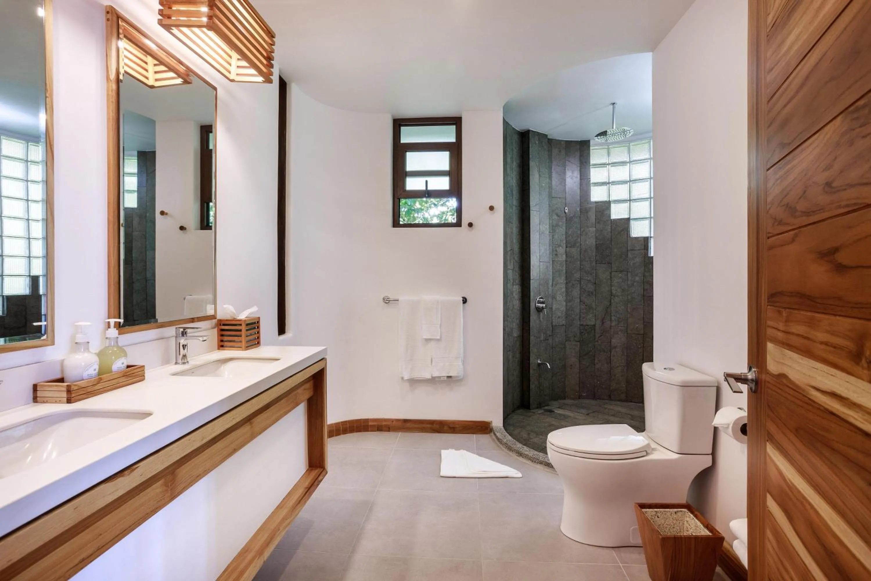 Bathroom in Arenas Del Mar Beachfront & Rainforest Resort Member of the Cayuga Collection