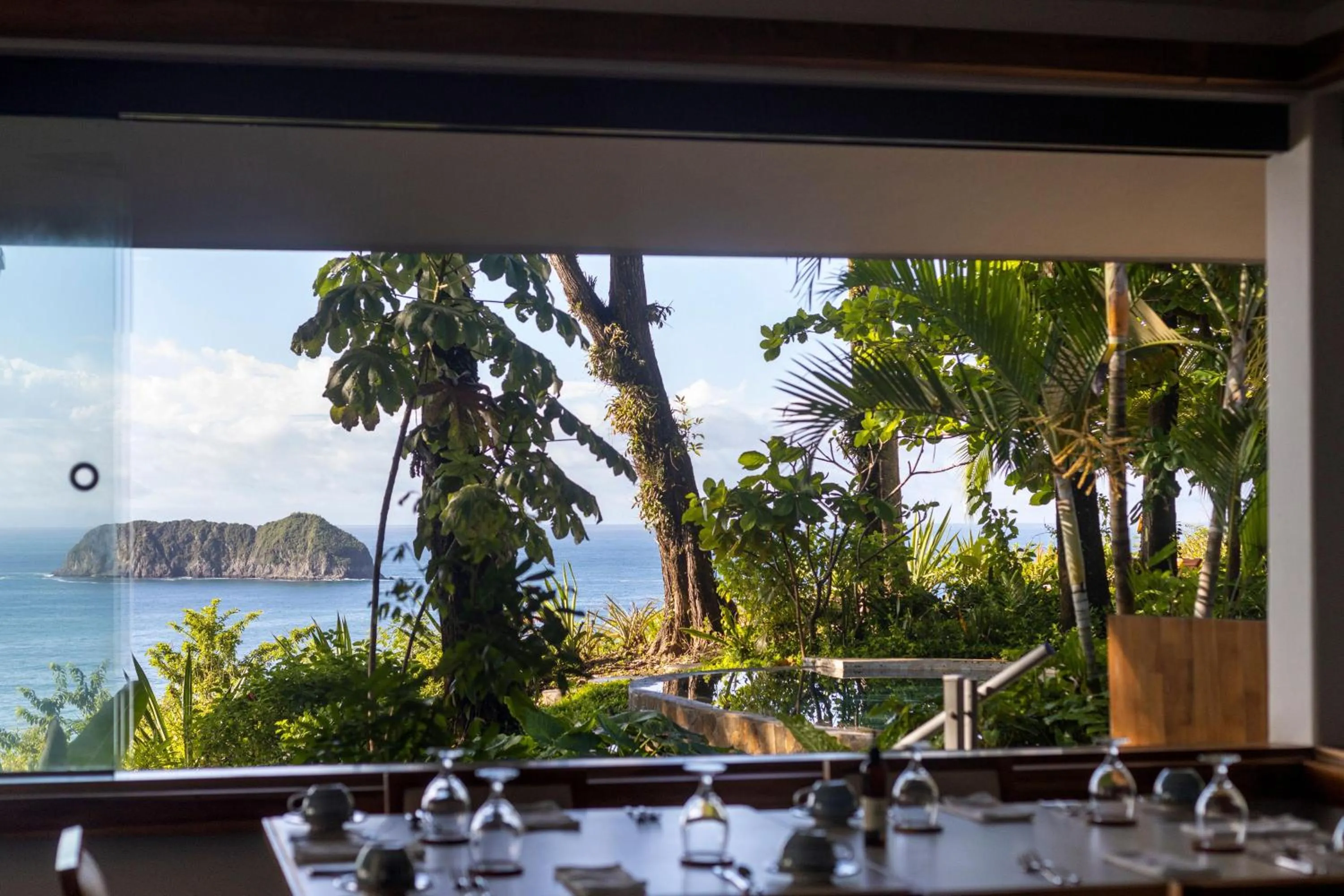 Restaurant/places to eat in Arenas Del Mar Beachfront & Rainforest Resort Member of the Cayuga Collection