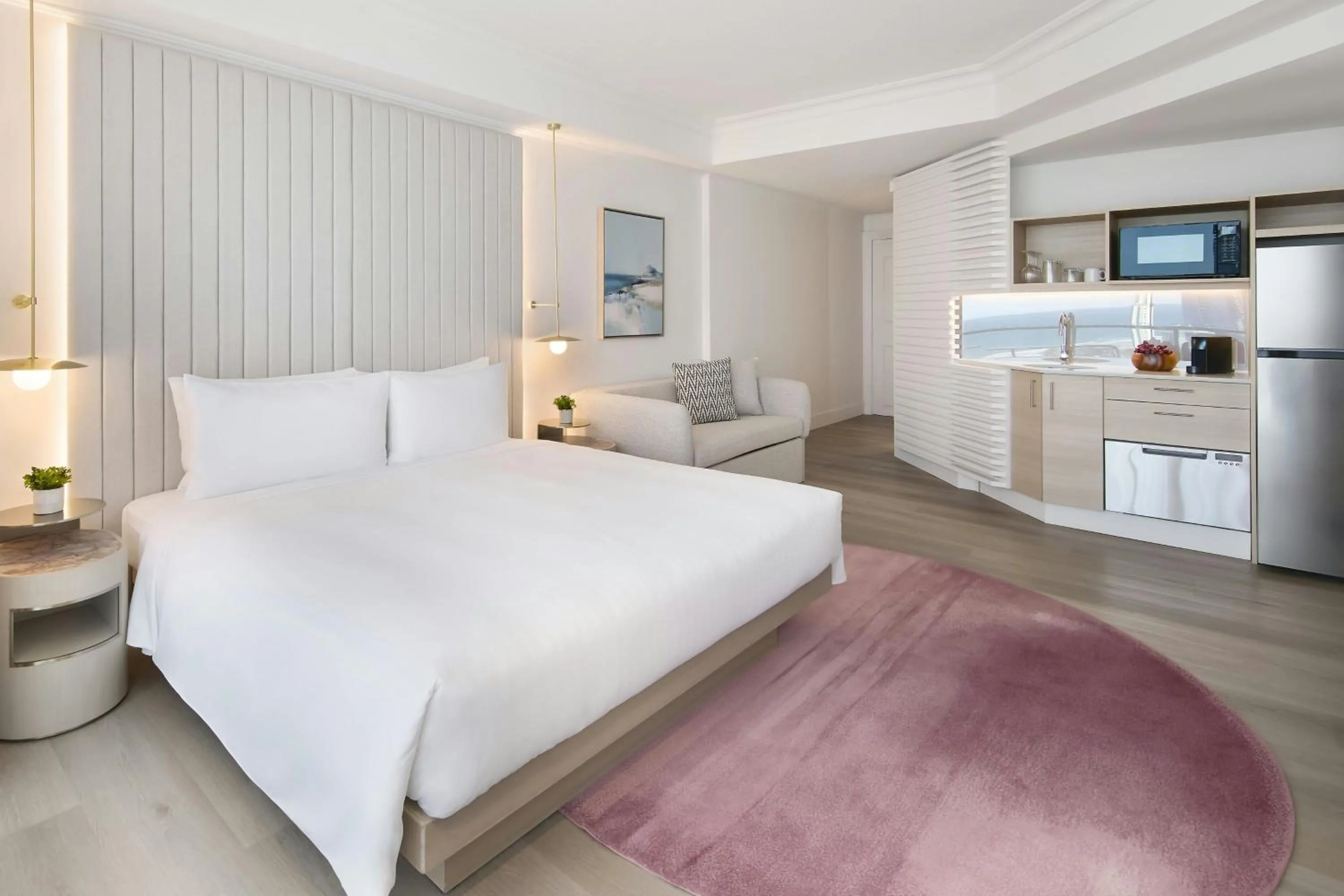 Kitchen or kitchenette, Bed in Marriott Vacation Club at Surfers Paradise