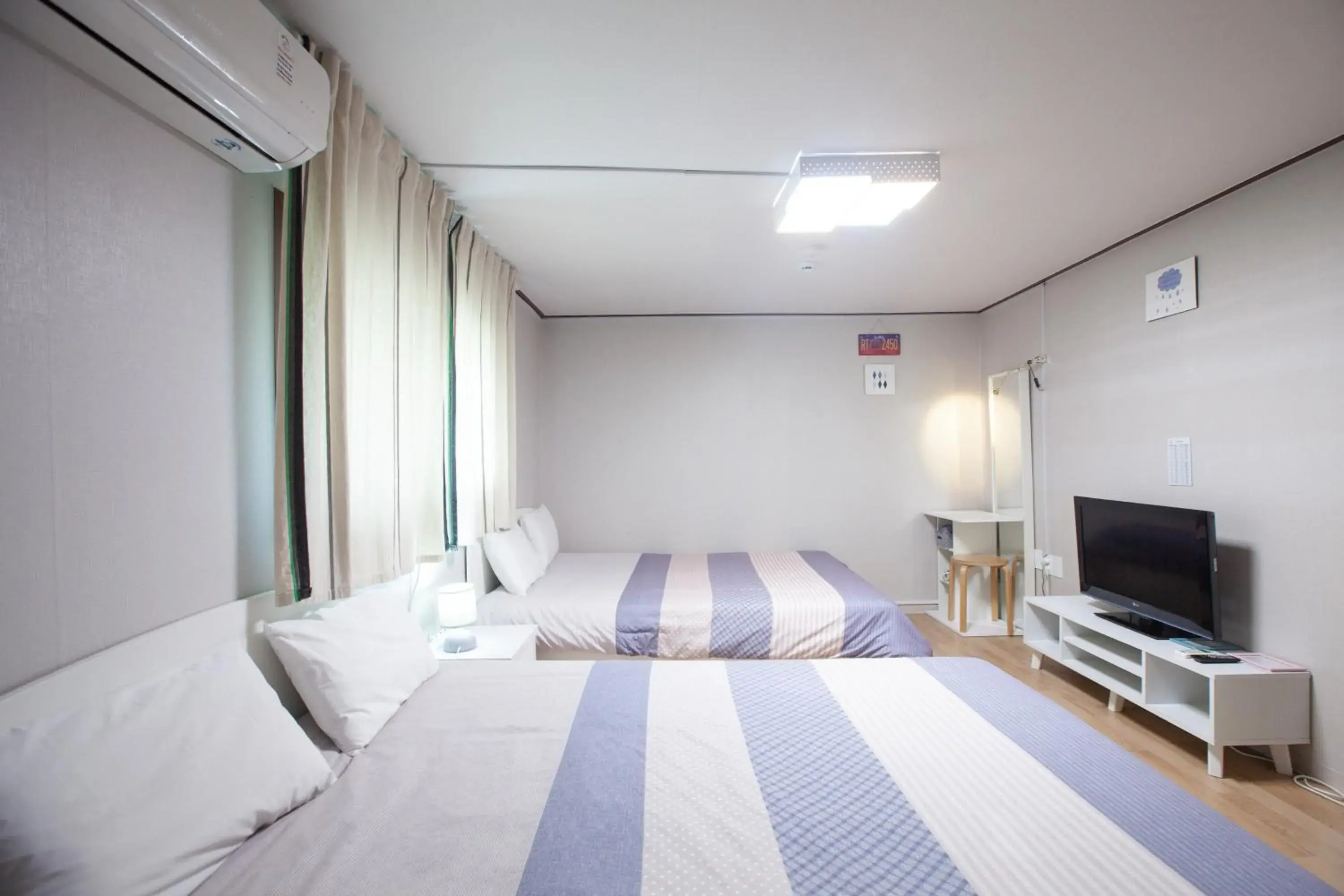 Economy Quadruple Room with Shared Bathroom - single occupancy in Jeong House Economy Quadruple Room with Shared Bathroom - single occupancy in Jeong House