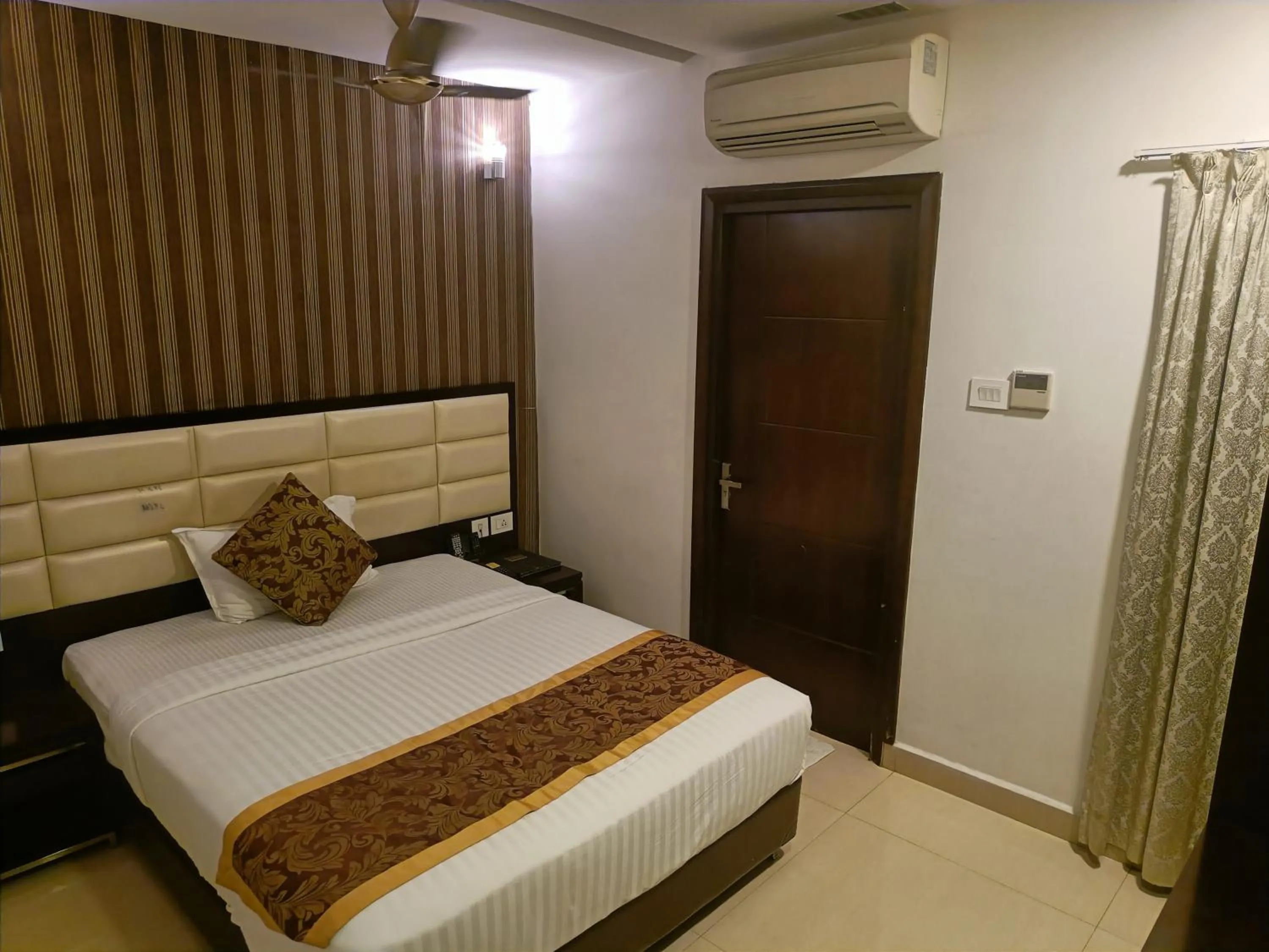 Bed in The Kings Park Residency