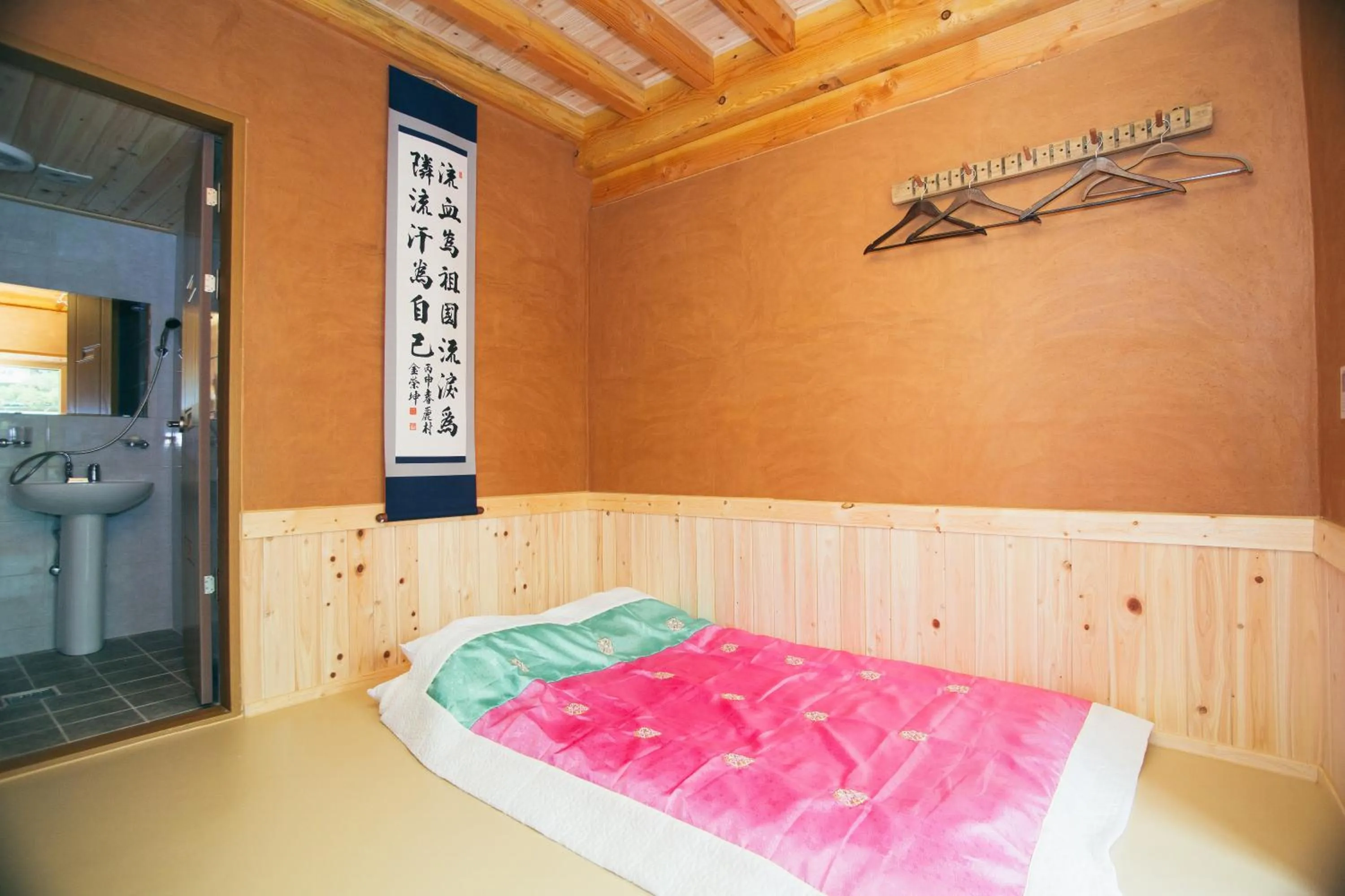 Toilet, Bed in Laon Hanok Gguljam