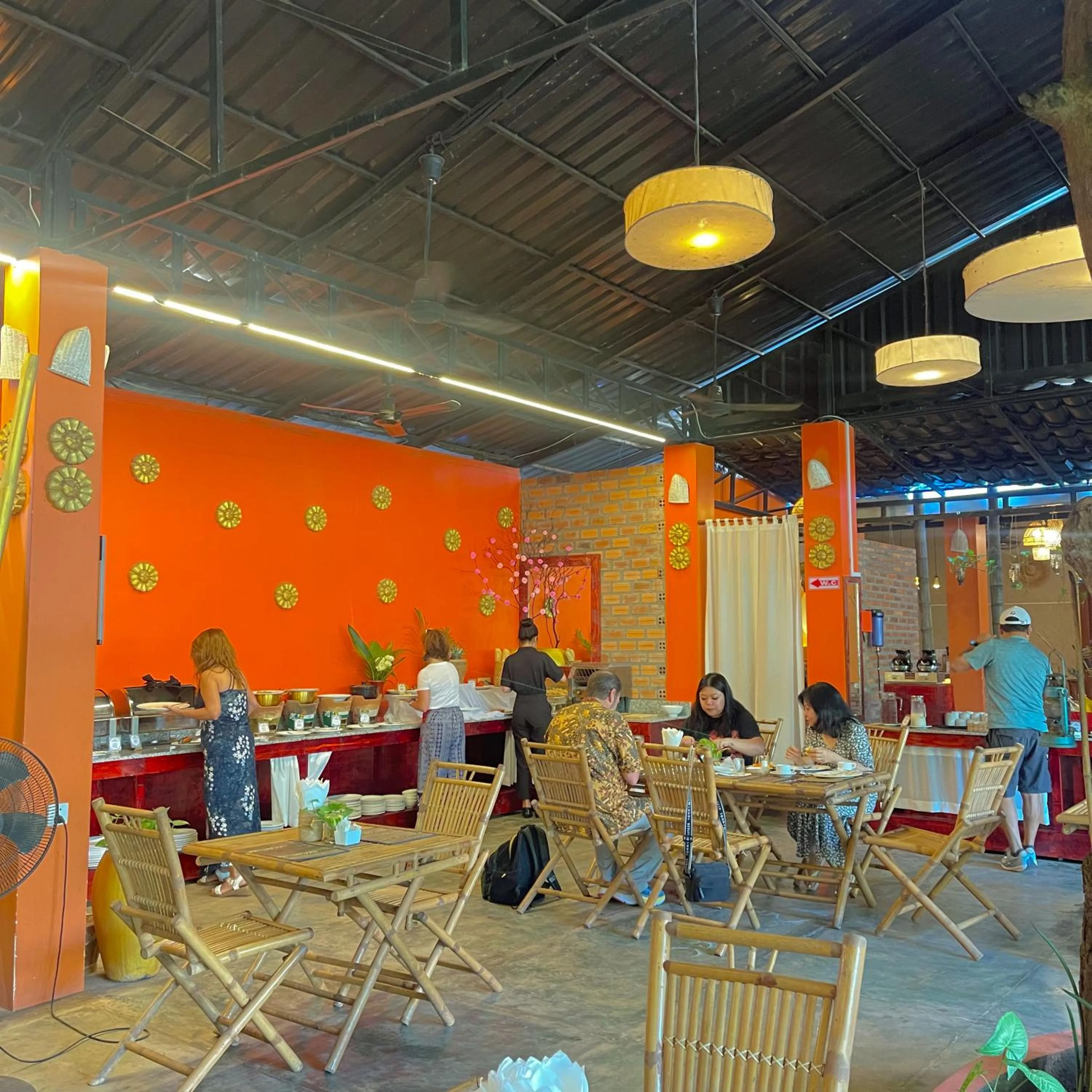 Restaurant/places to eat in Central Privilege Hotel