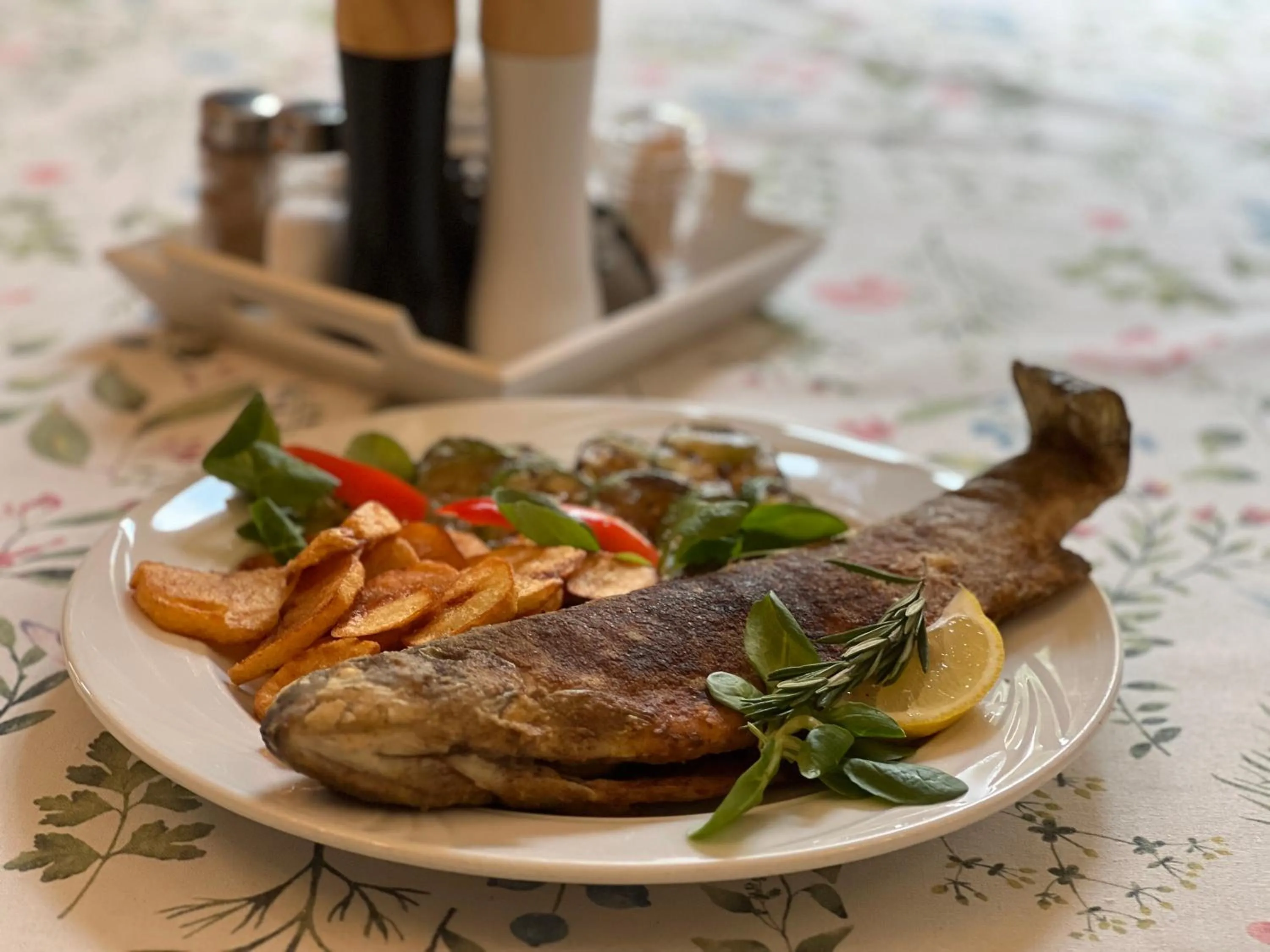 Restaurant/places to eat in Hotel i Restauracja Castle