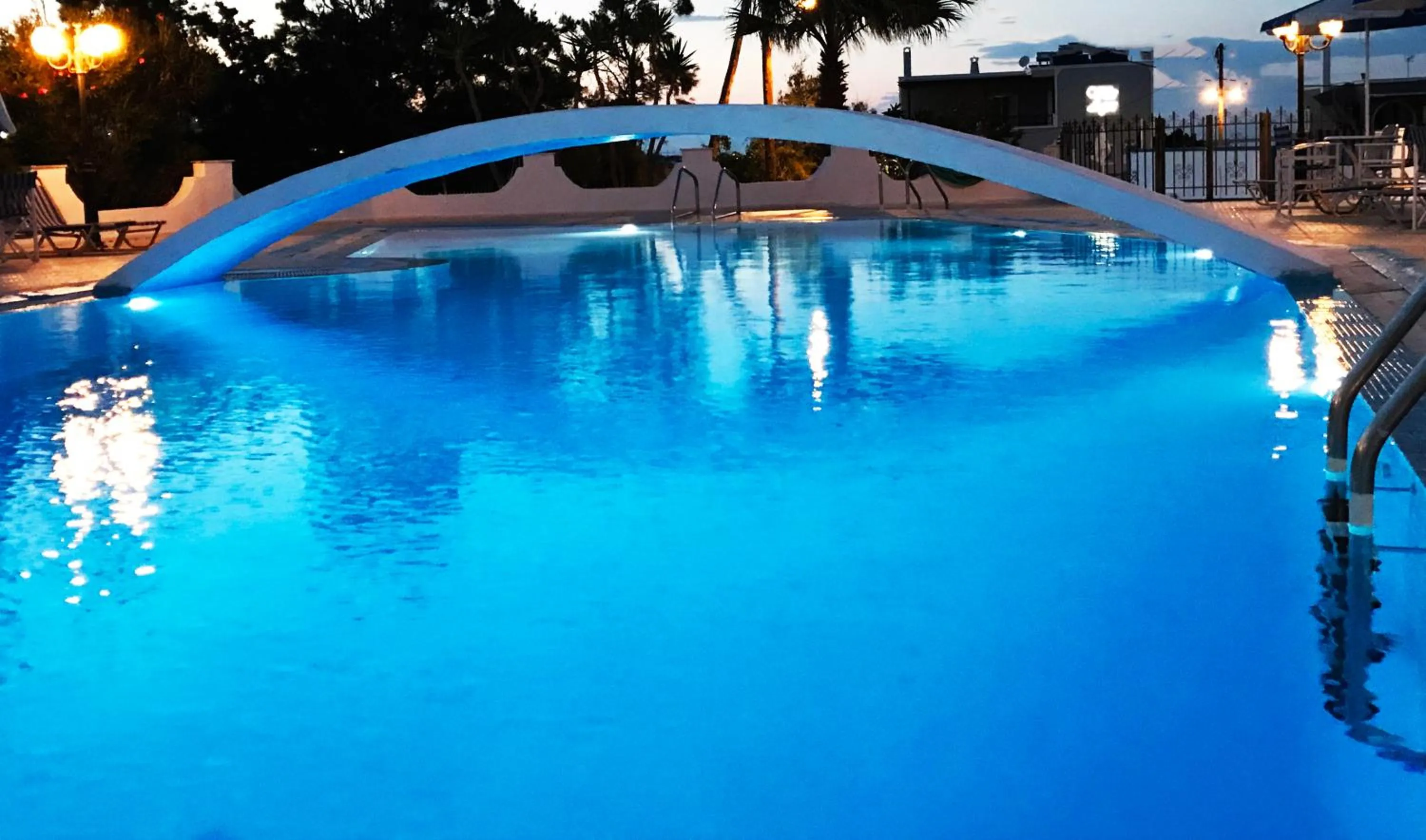 Swimming pool in Hotel Lodos