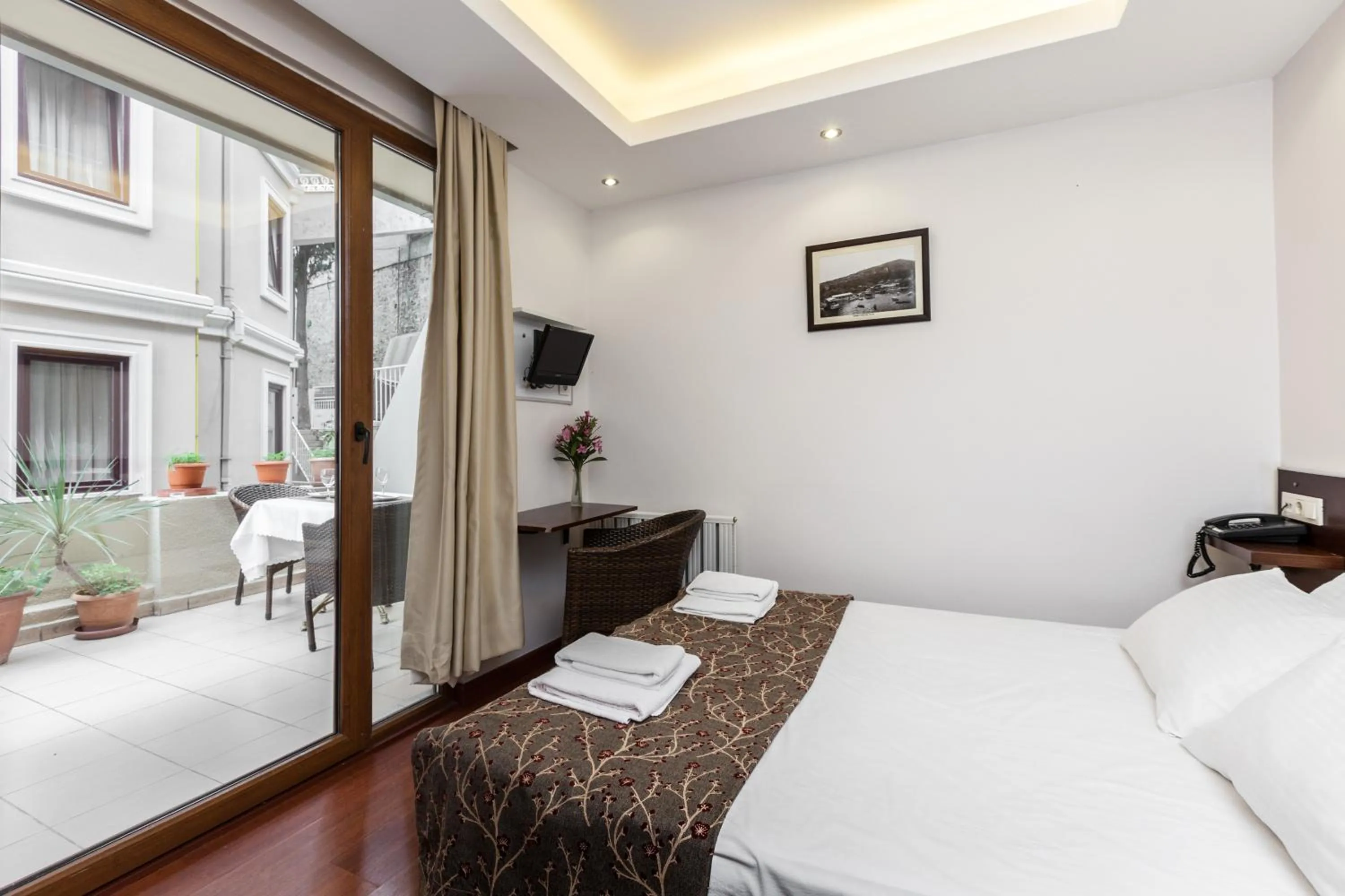 Photo of the whole room, Bed in Buyukada Comfort OTEL