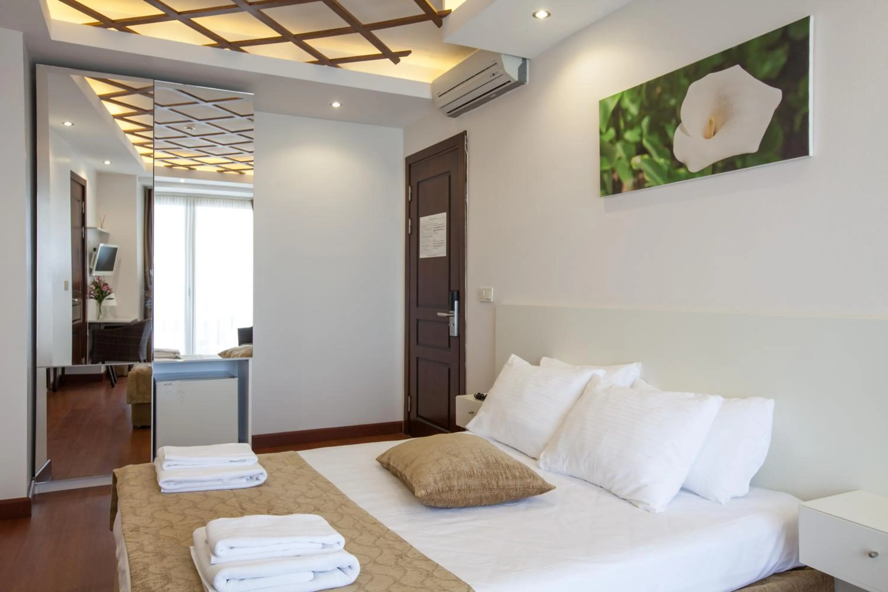 Photo of the whole room, Bed in Buyukada Comfort OTEL