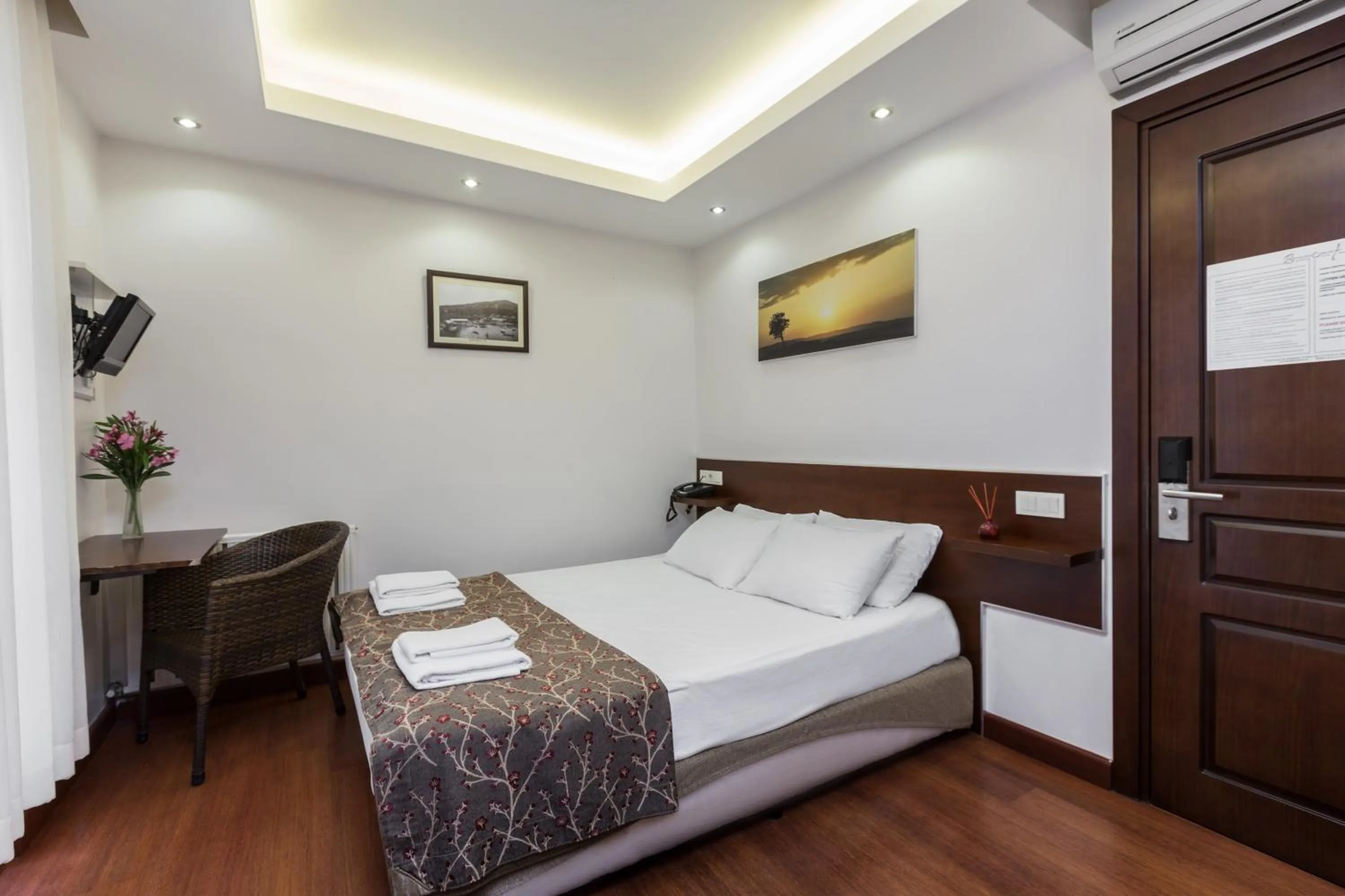 Photo of the whole room, Bed in Buyukada Comfort OTEL