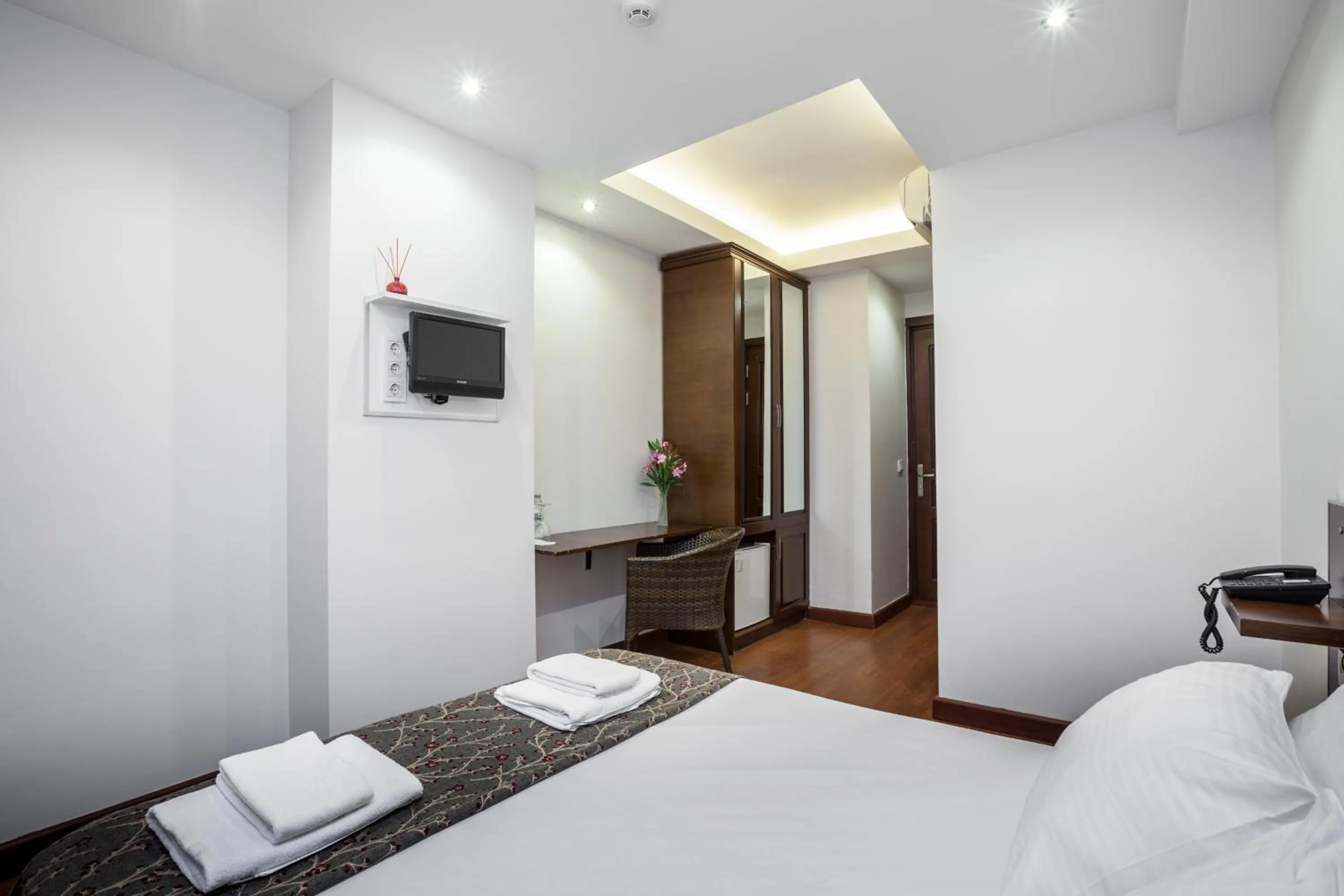 Photo of the whole room, Bed in Buyukada Comfort OTEL