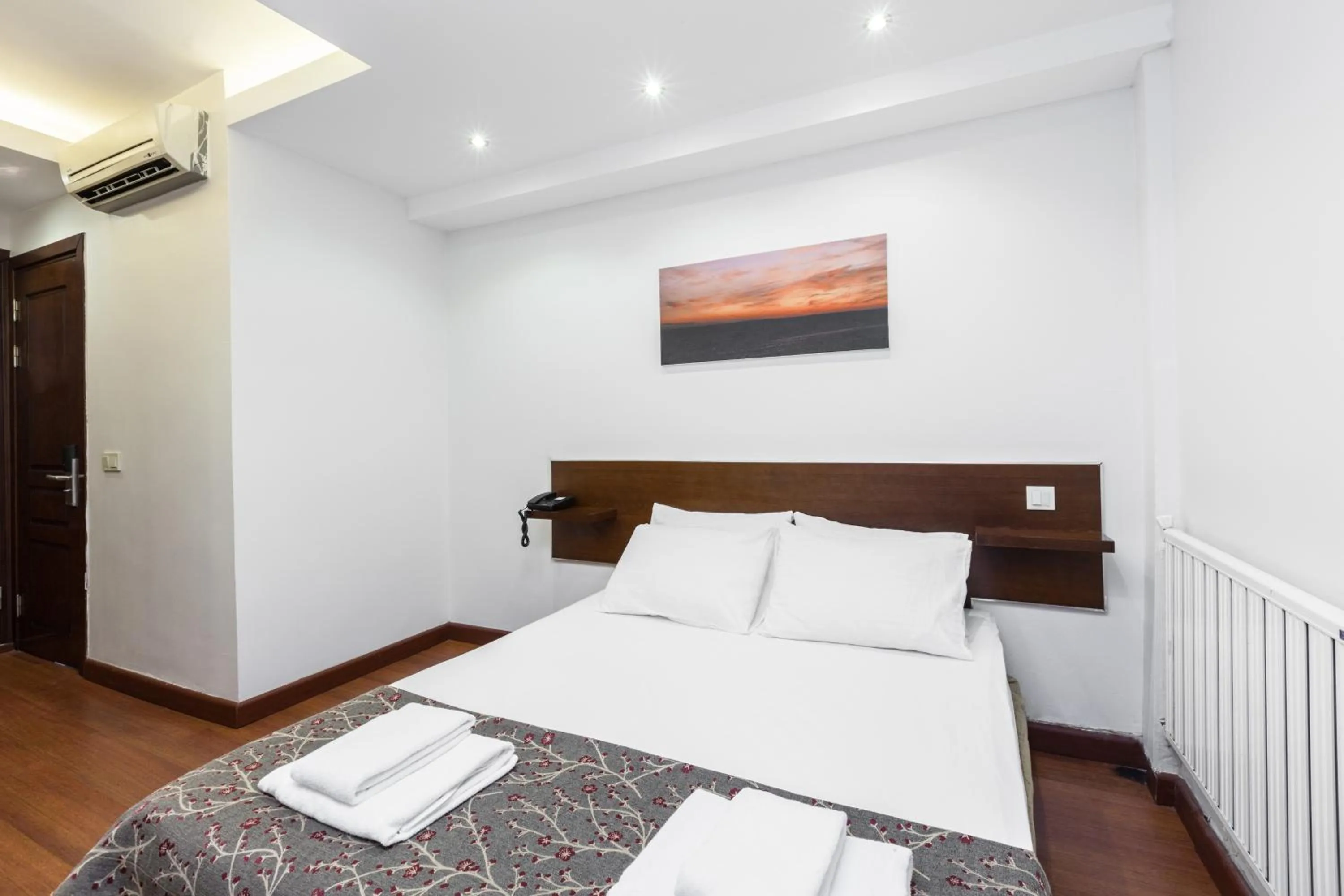 Photo of the whole room, Bed in Buyukada Comfort OTEL