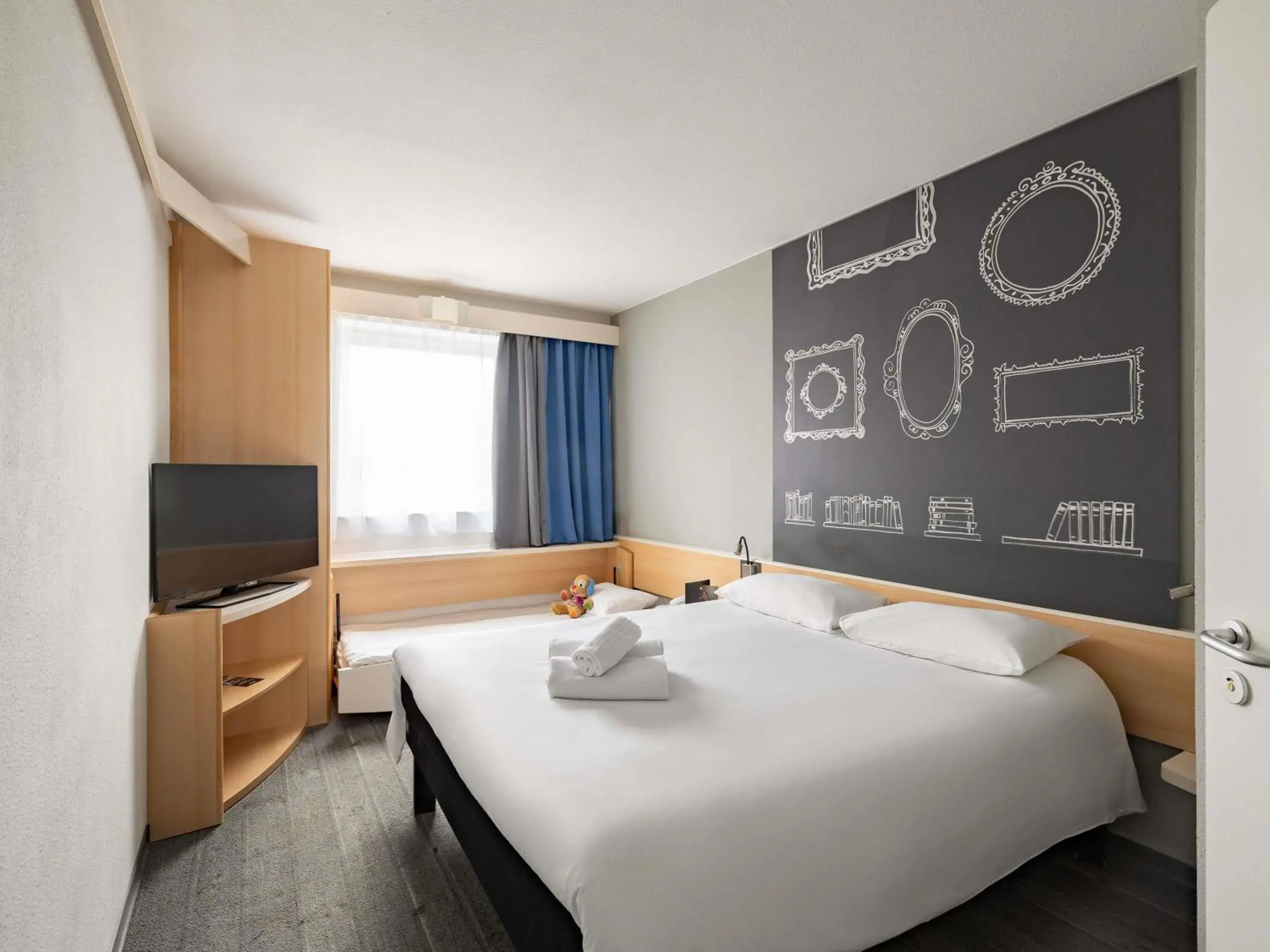 Standard Family Room with One Double Bed and One Single Bed in Ibis Poznan Stare Miasto Standard Family Room with One Double Bed and One Single Bed in Ibis Poznan Stare Miasto