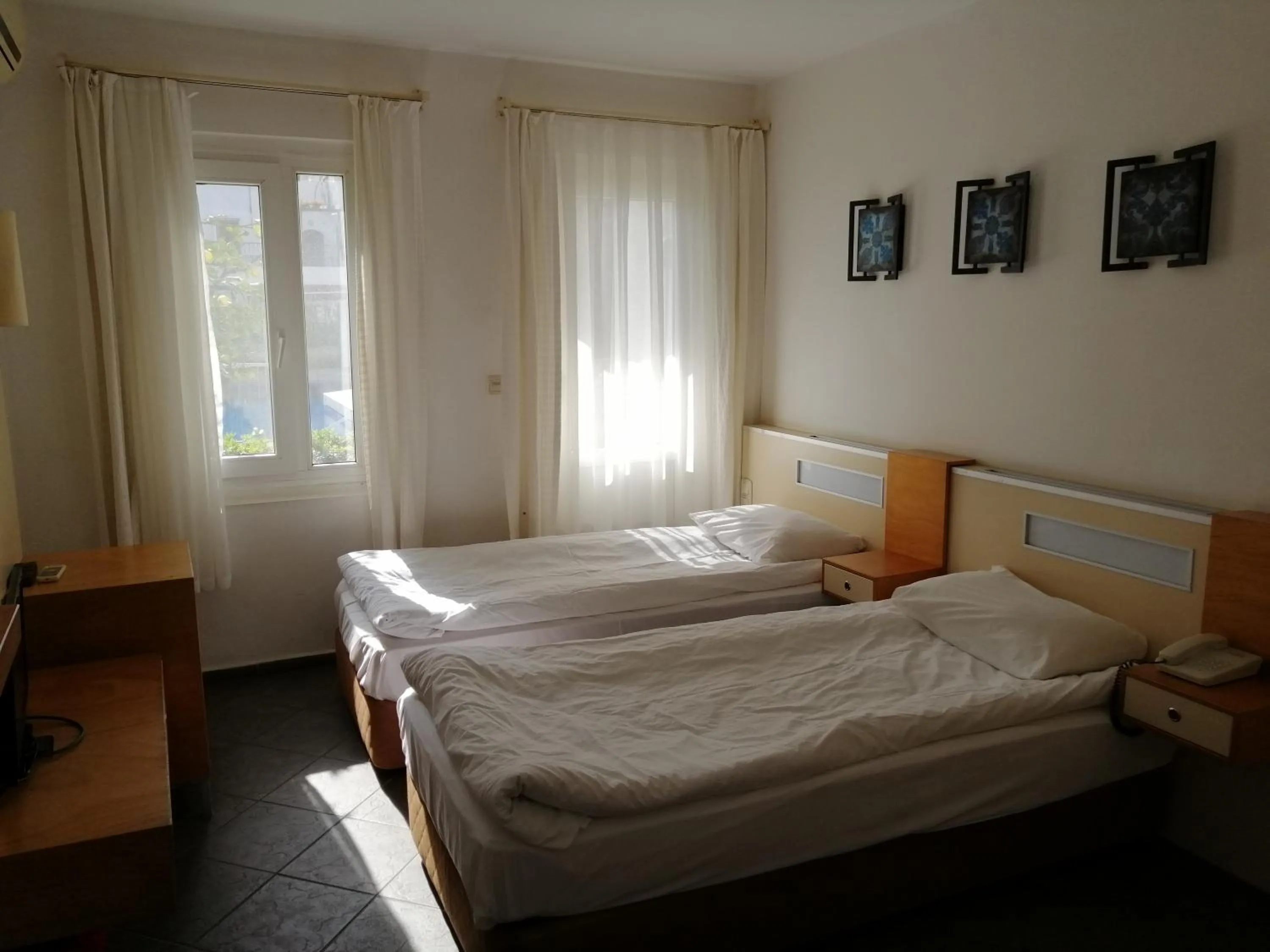 Photo of the whole room in Serhan Hotel