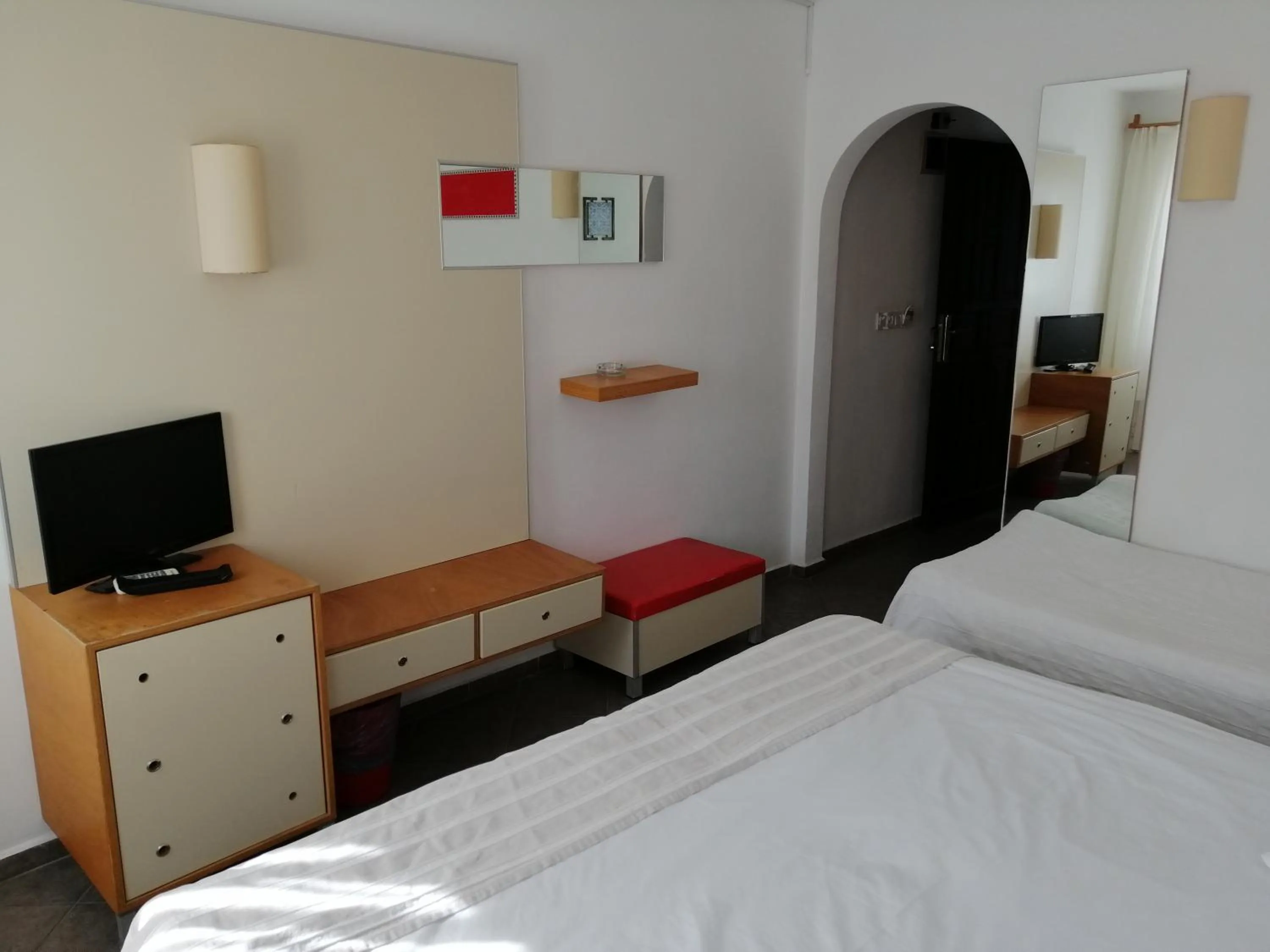 TV and multimedia in Serhan Hotel