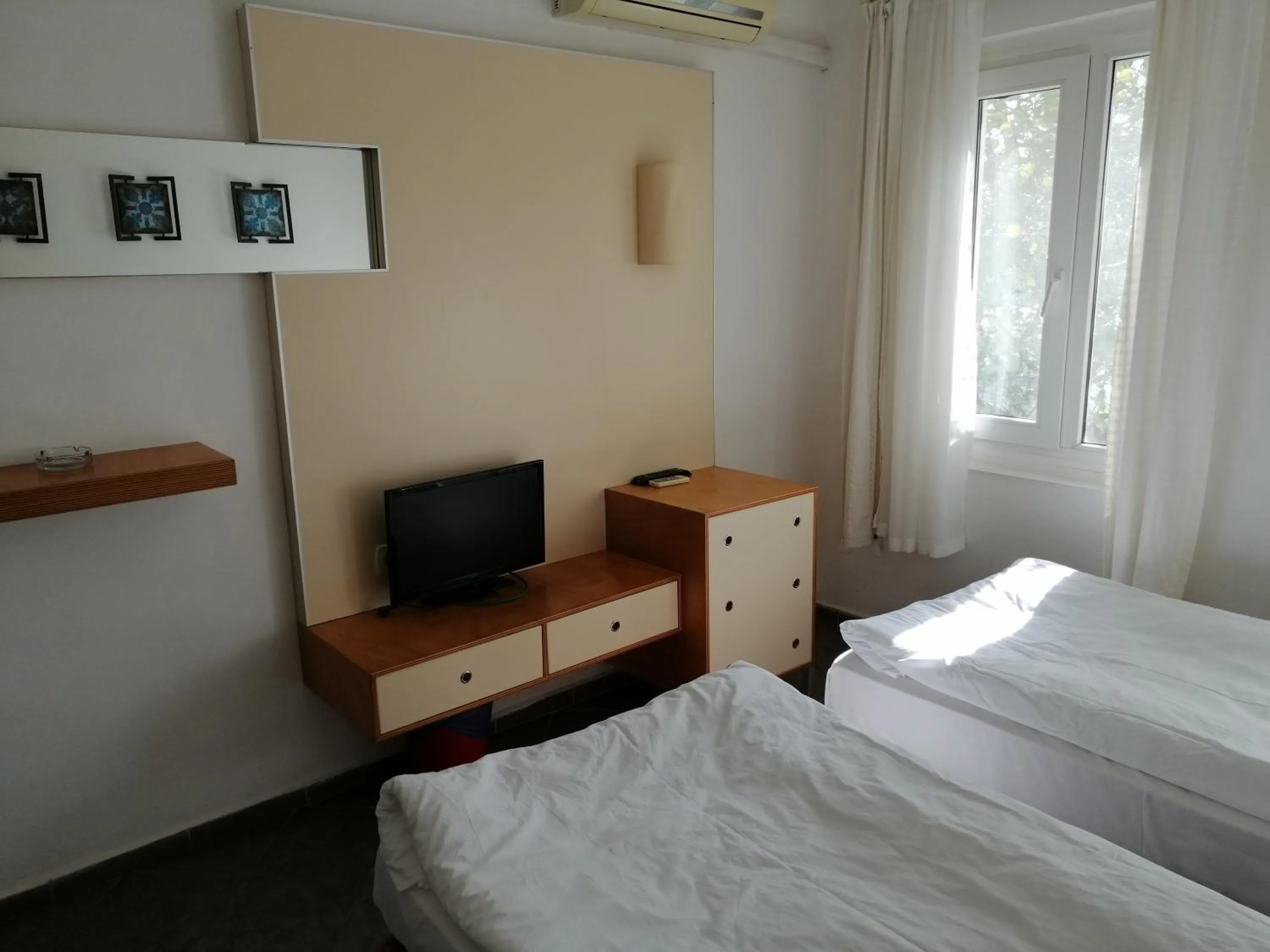 Communal lounge/ TV room in Serhan Hotel