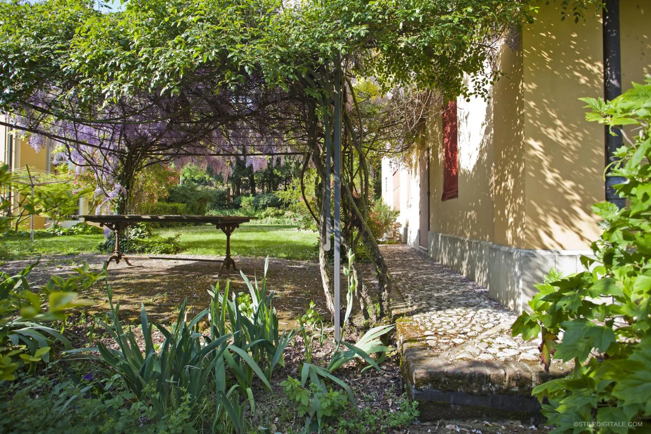 Property building in Pragatto Hills by Casino di Pragatto