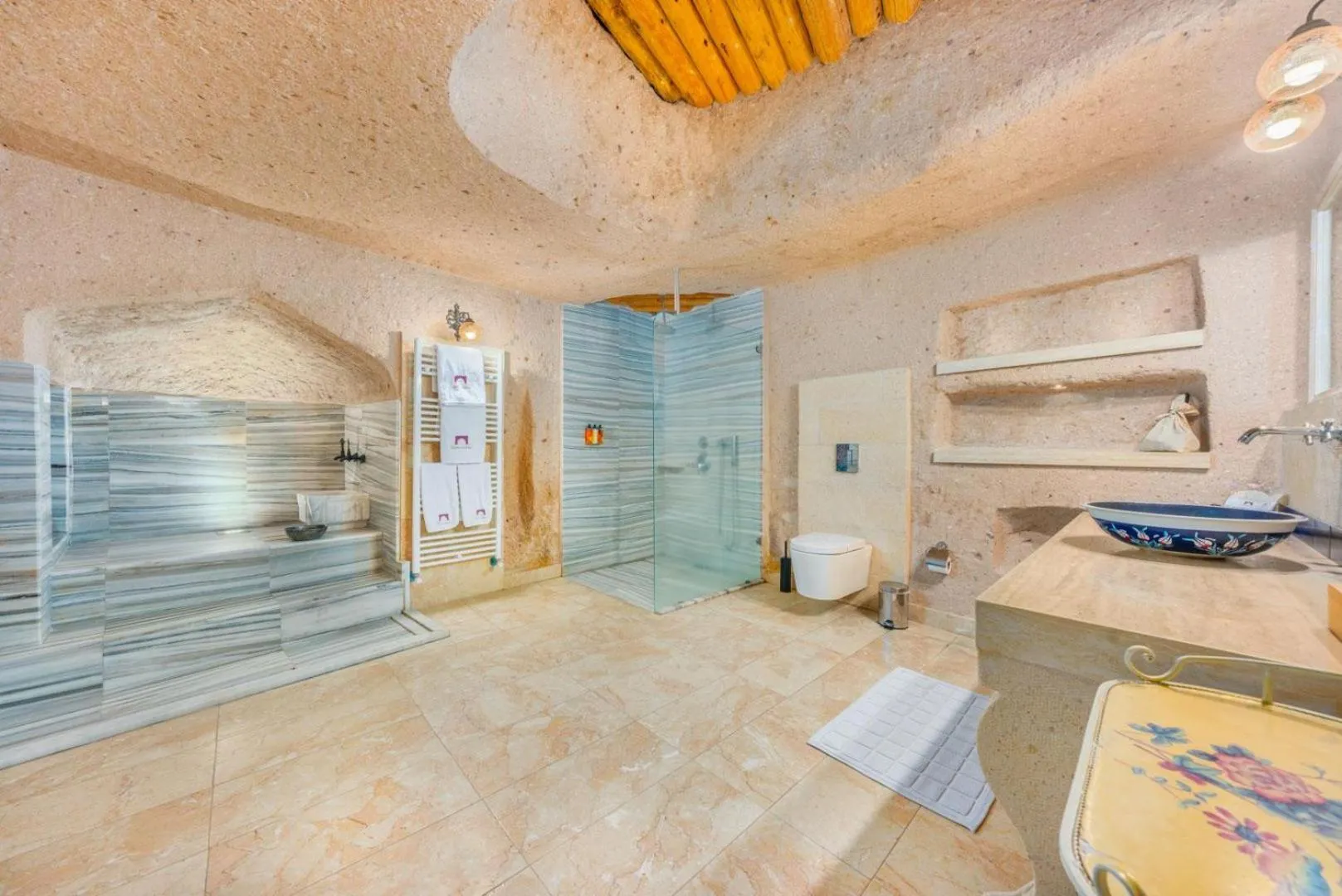 Photo of the whole room in Taskonaklar