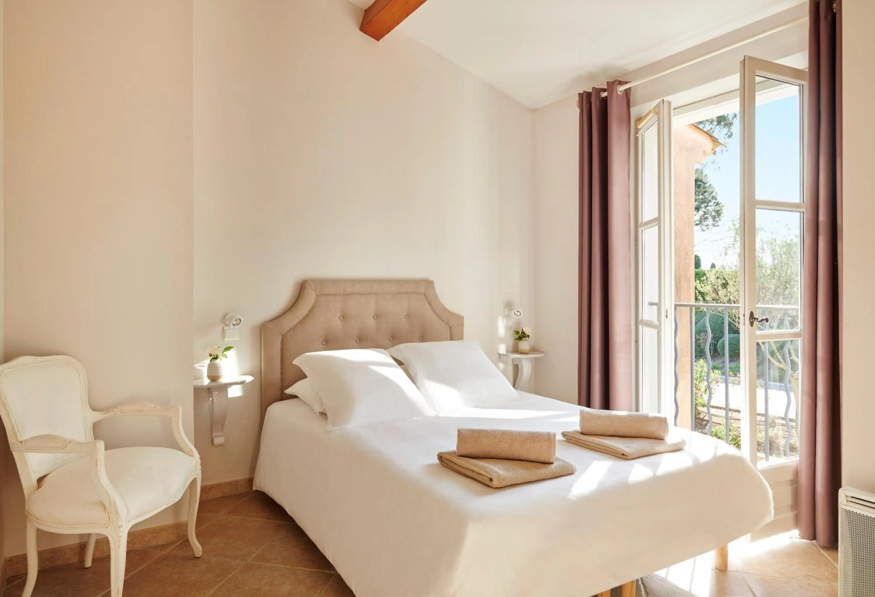 Bedroom, Bed in Saint-Tropez Golf Residences