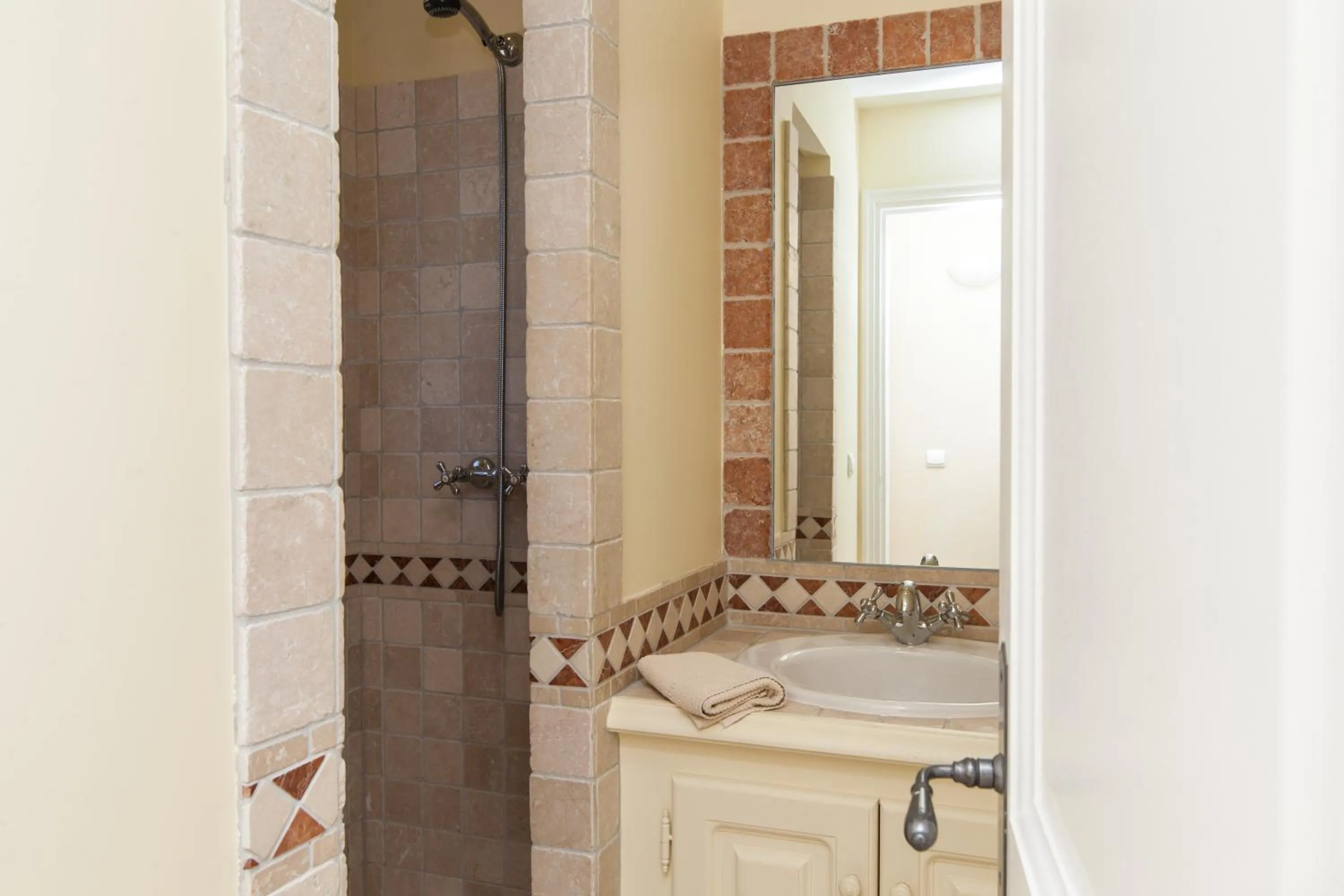 Shower in Saint-Tropez Golf Residences