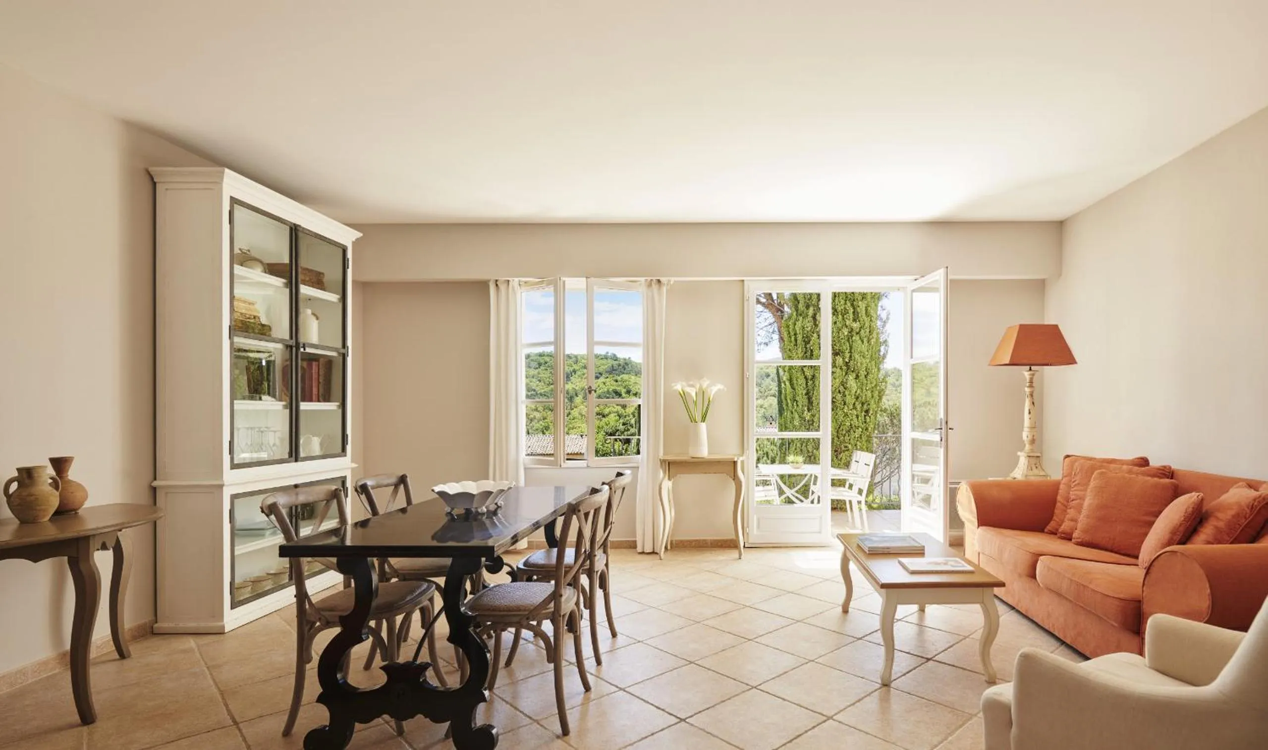 Dining area in Saint-Tropez Golf Residences