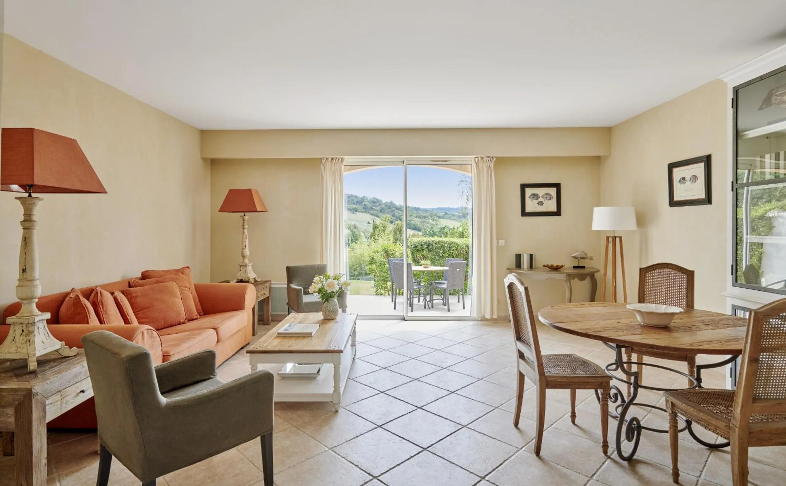 Dining area in Saint-Tropez Golf Residences