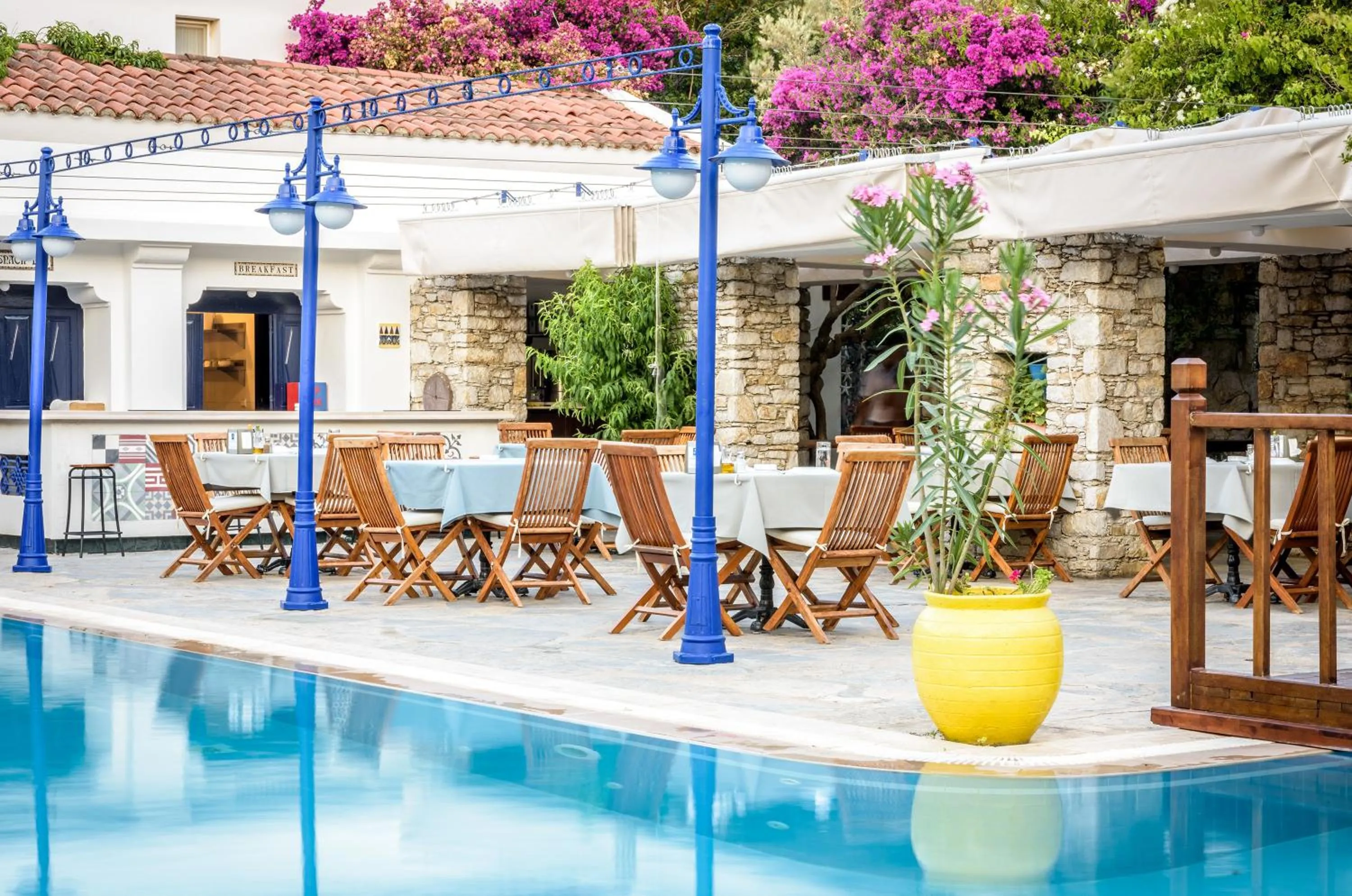 Restaurant/places to eat in Marphe Hotel