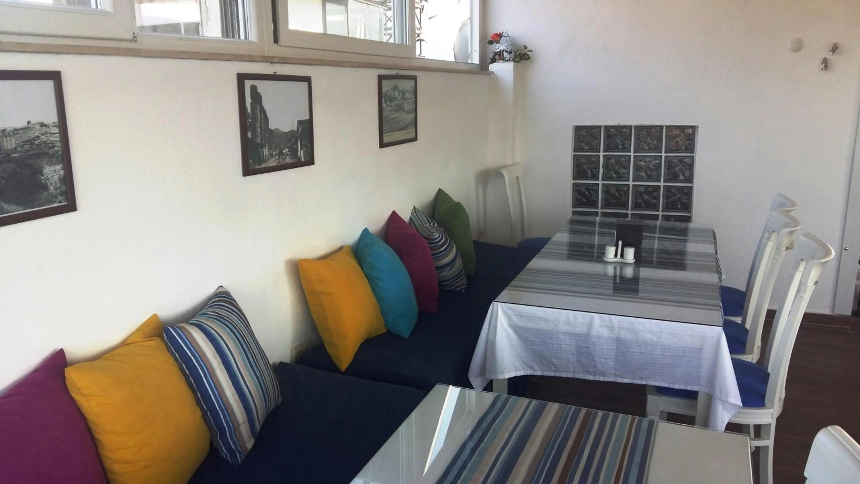 Communal lounge/ TV room in Urkmez Hotel